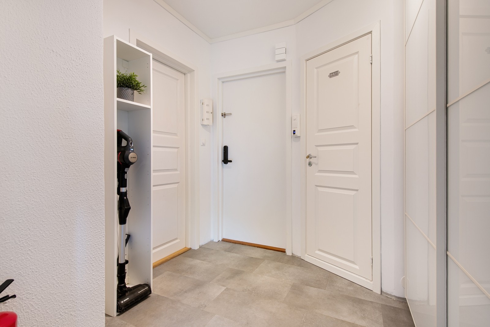 Etter en lang dag er det noe eget med å komme hjem til et sted som føles riktig allerede fra dørterskelen. Galleribilde