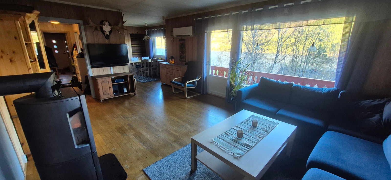 Stue med panoramavindu Galleribilde