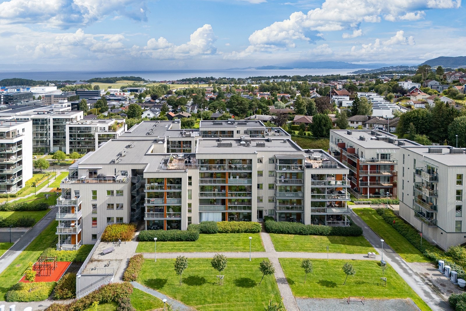 Boligen ligger meget godt til i bygget, med vestvendt utsikt/takterasse Galleribilde