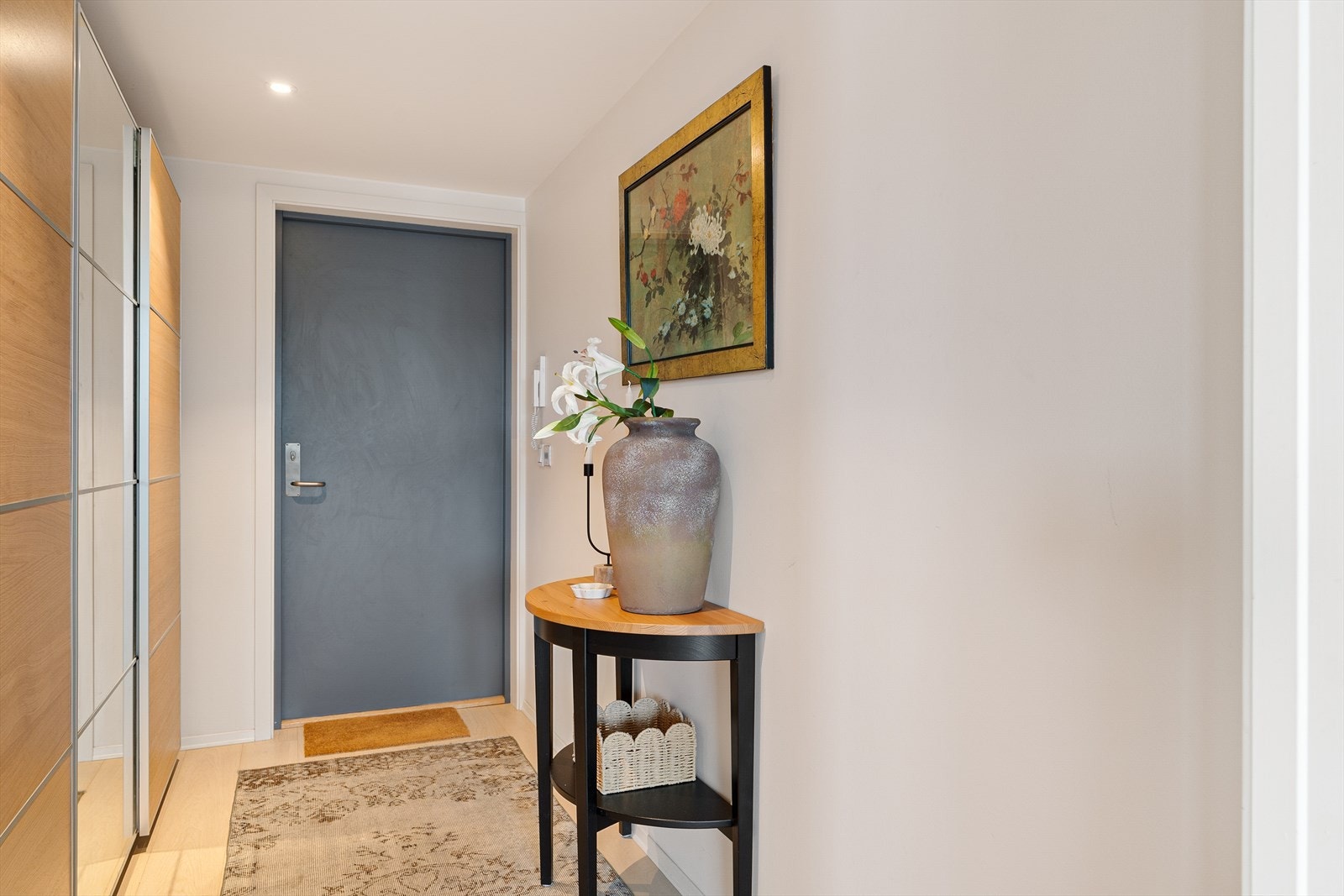 Det er heis rett opp til inngangen (det er kun en annen nabo i toppetasjen) Galleribilde