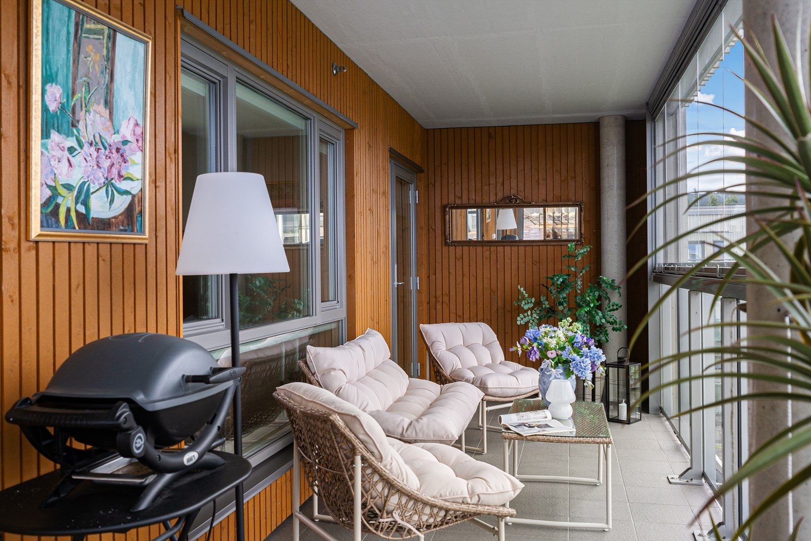 Den innglassede balkongen er på 24 kvm Galleribilde