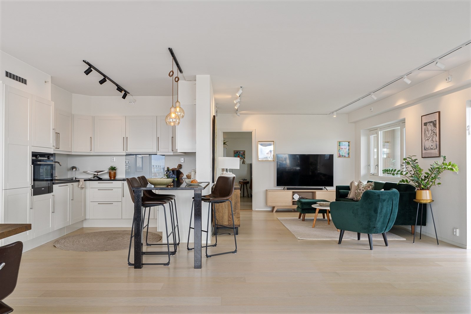Gulv er av type Tarkett Shade eik Cotton White plank XT Galleribilde