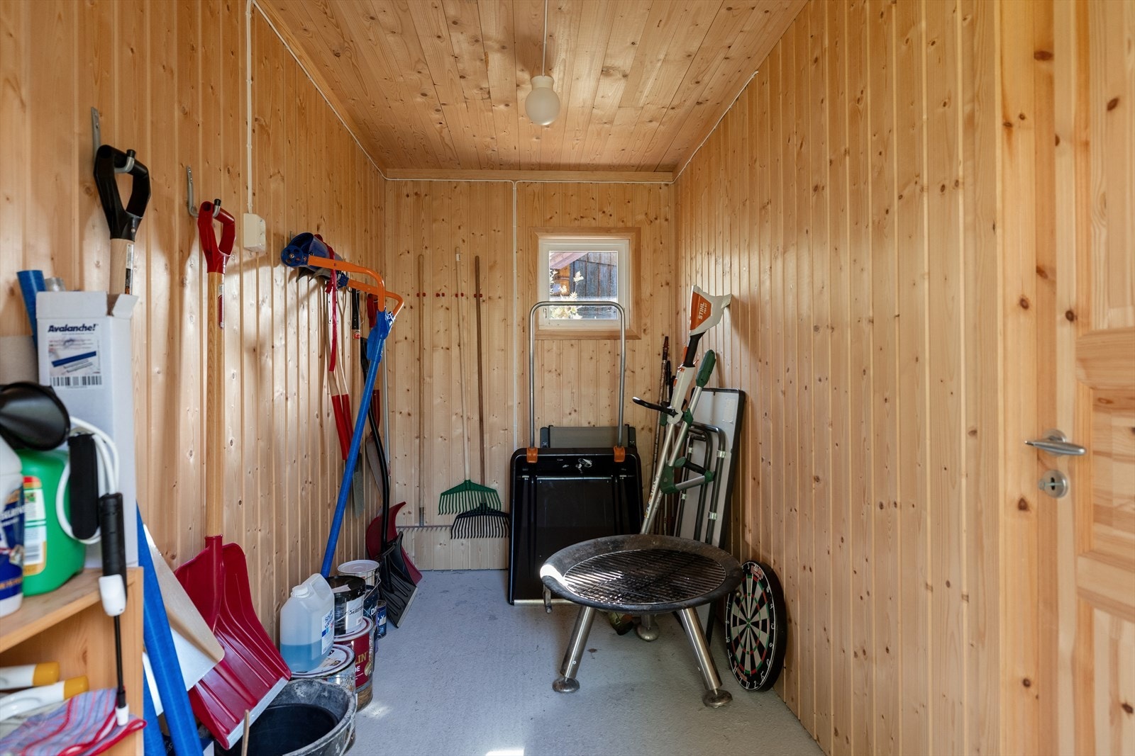 Garasjen har også en separat bod for ekstra lagringsplass. Galleribilde