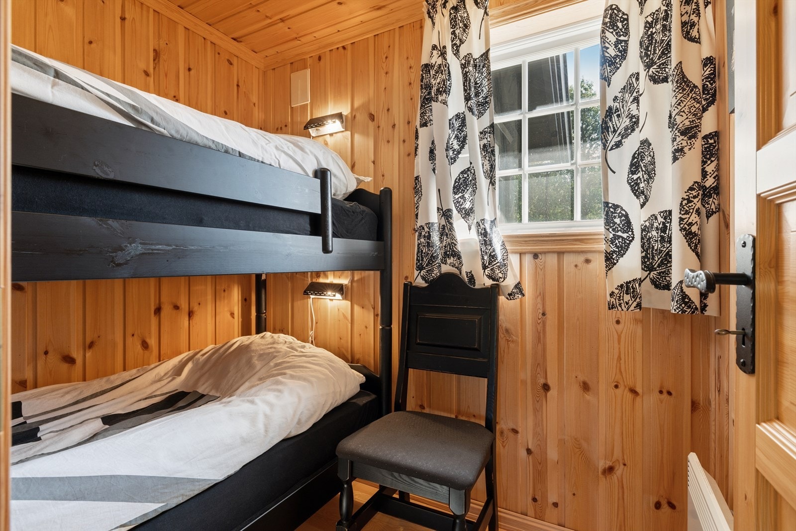 Her sover barna eller gjestene godt, i et rom tilpasset køyeseng. Hytta byr på soverom i ulik størrelse, til ulikt bruk. Galleribilde