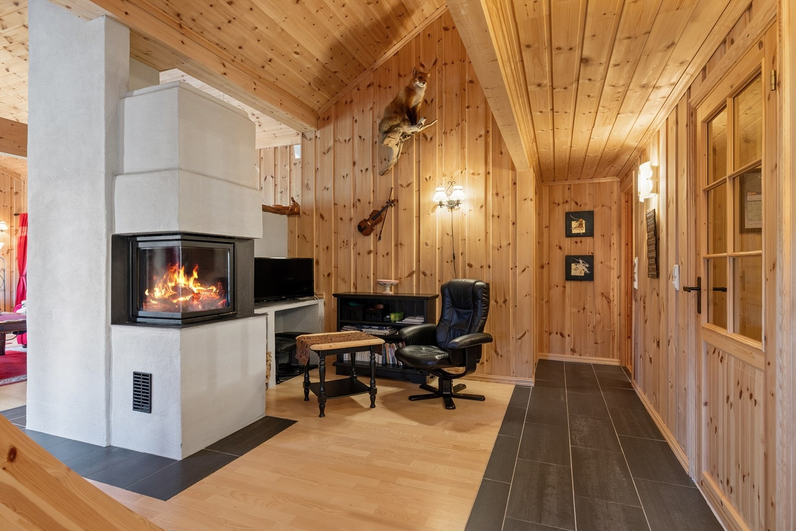 Nær varmen fra peisen finner du en ekstra krok, fleksibel til både prat og filmkveld. Galleribilde