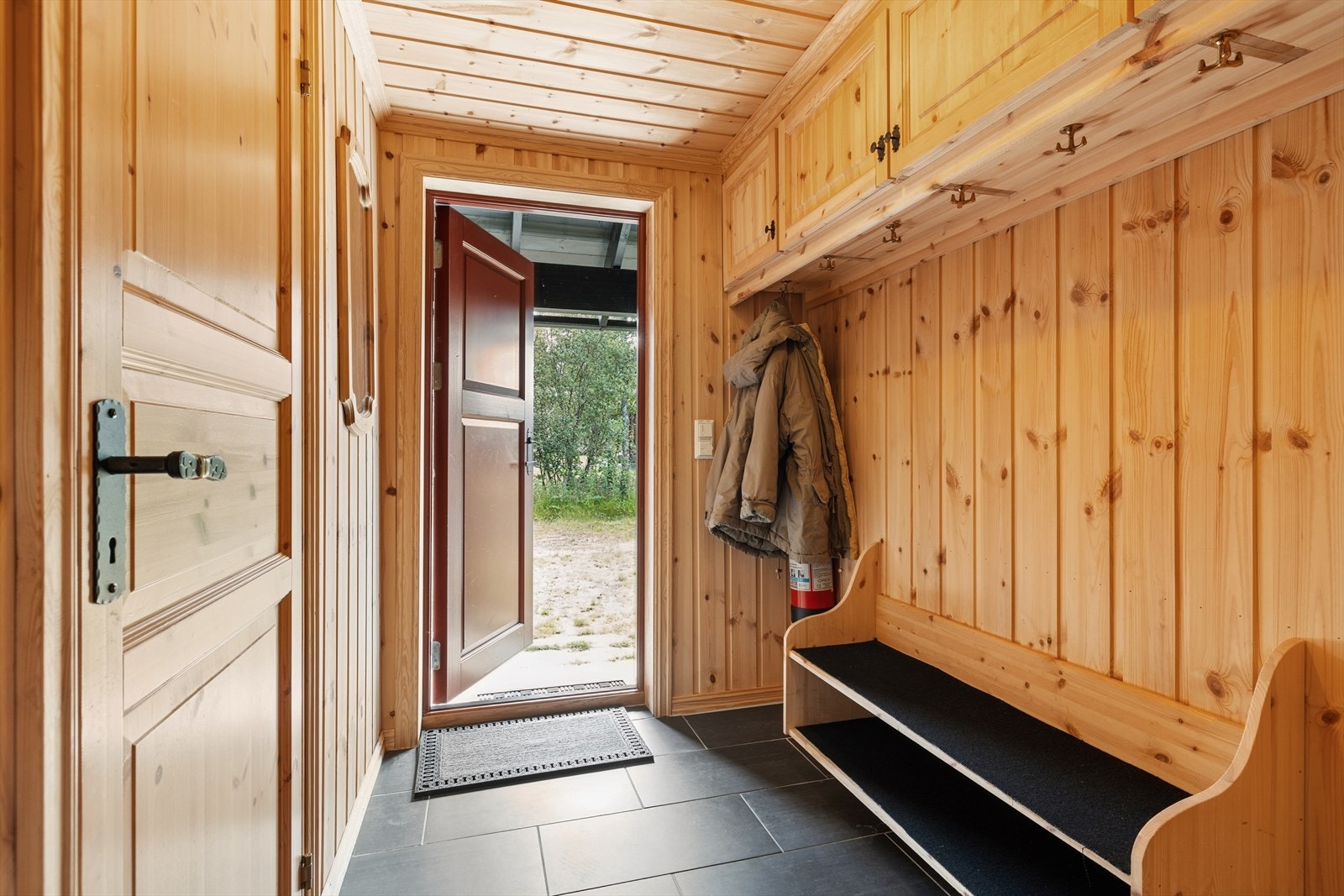 Smart garderobeløsning og romslig plass til hele familiens yttertøy. entréen er laget for aktive dager på fjellet. Skiferfliser, elektriske varmekabler. Galleribilde