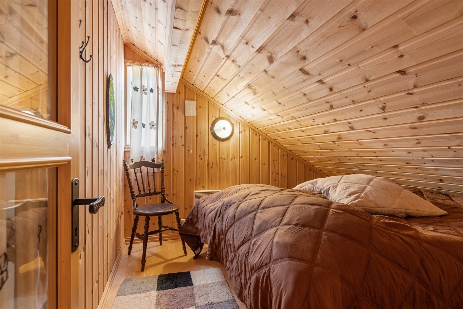 Loftsetasjen har flere rom som gir fleksible sovemuligheter for storfamilien. Galleribilde