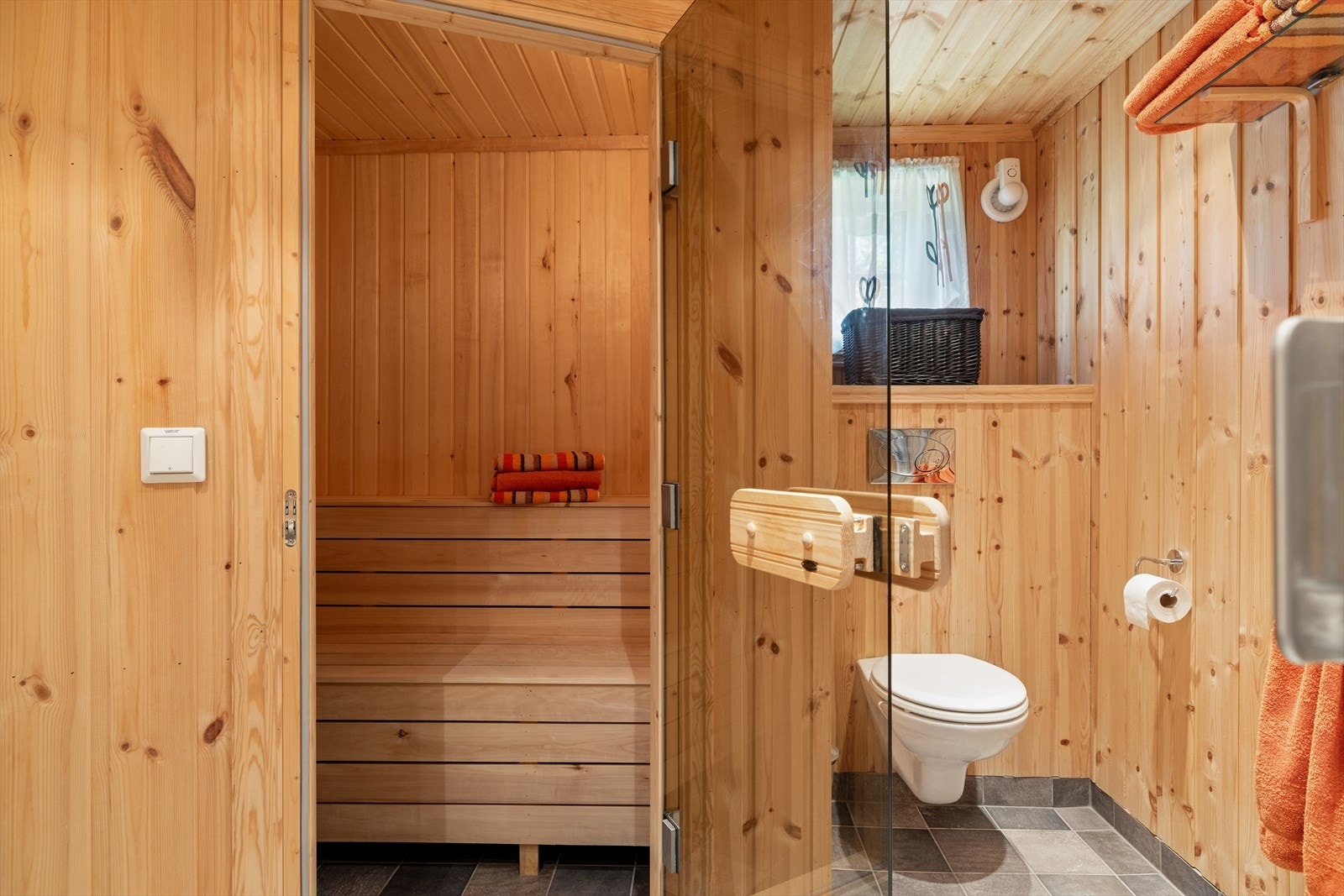 Fra det ene badet er det direkte adkomst til en romslig badstue. Galleribilde