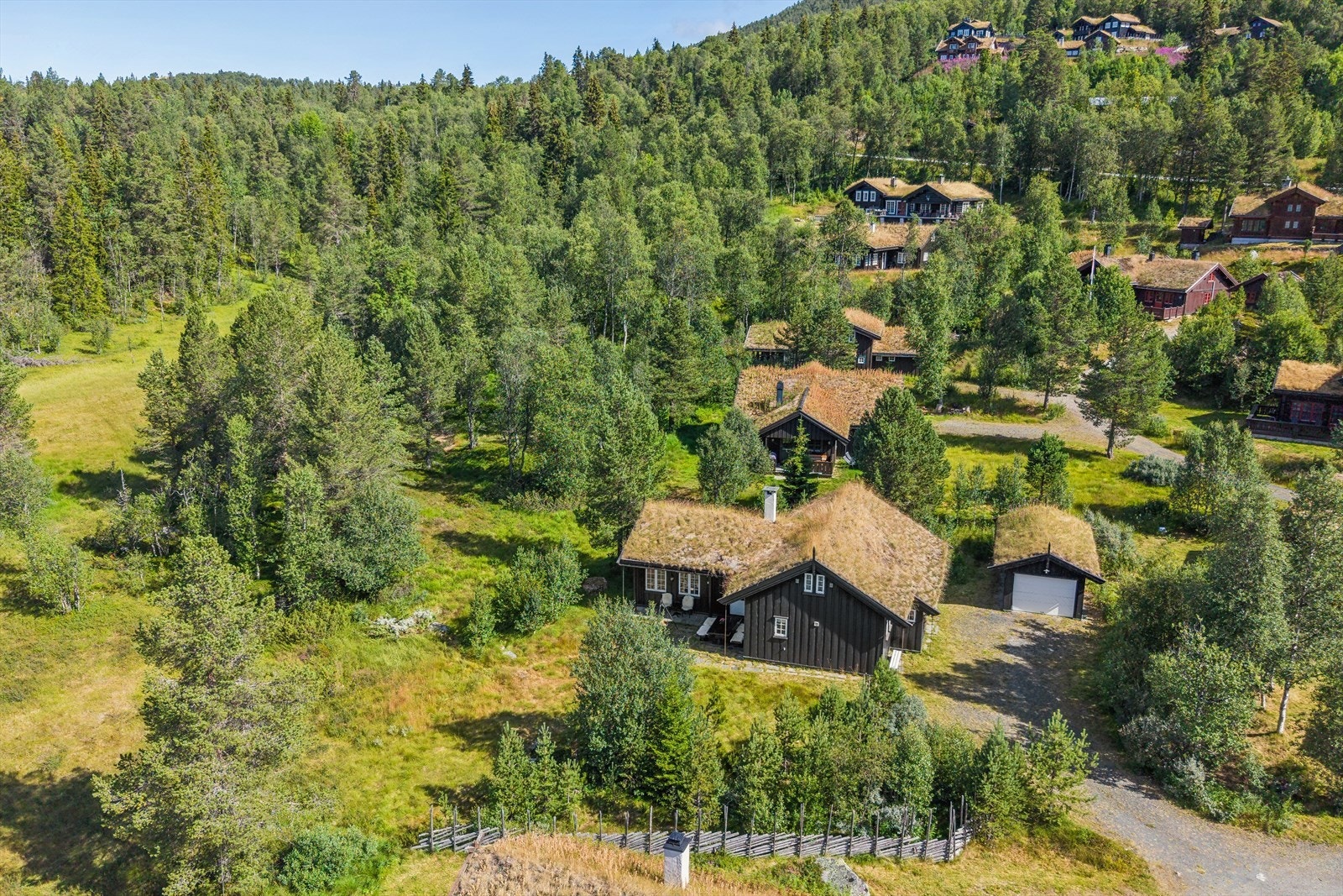 Garasje, standard og beliggenhet i ett. Denne hytta ligger trygt plassert i et etablert felt på Rauland. Tilbaketrukket og rolig med få meter til både alpin og langrenn. Galleribilde
