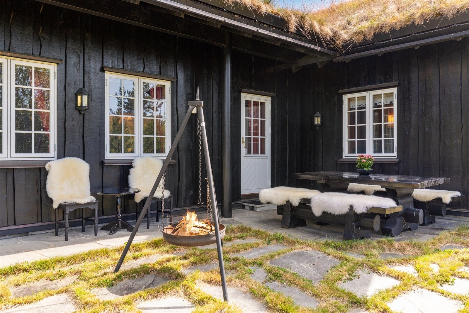 Bruddskifer under føttene, bålpanne foran deg. Her er det god plass til kos i det fri. Galleribilde