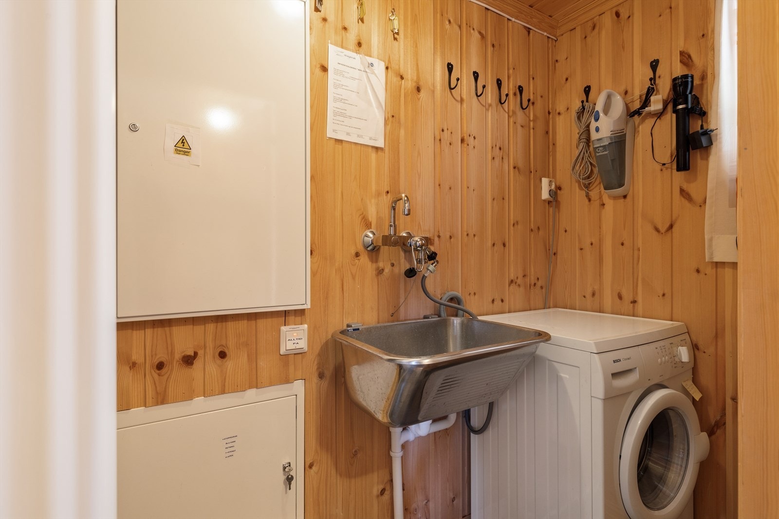 Teknisk rom med alt du trenger, inkludert opplegg for vaskemaskin. Glem tunge bag med skittentøy hjem. Vaskemaskinen tar seg av resten, så du kan pakke lett neste gang også. Galleribilde