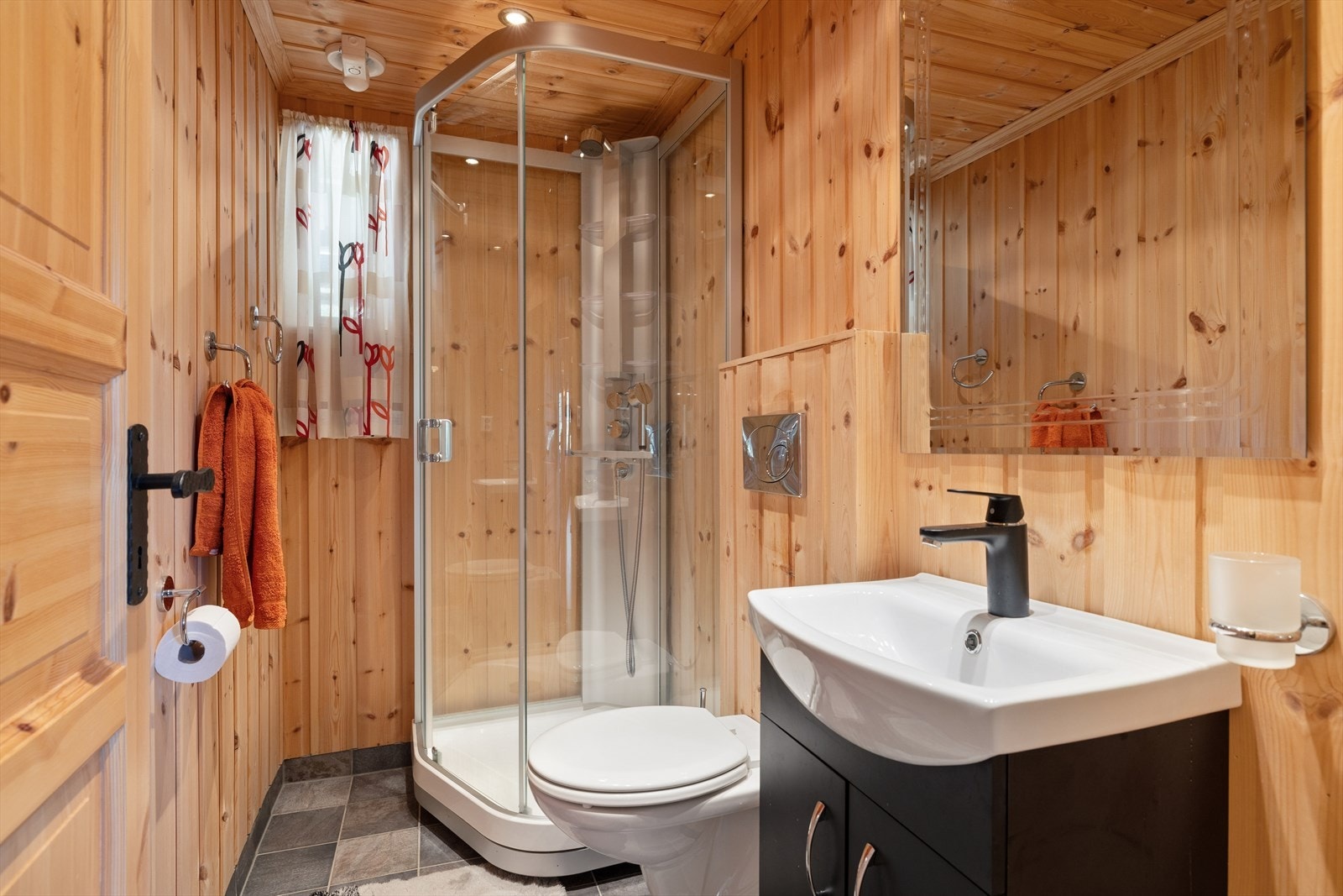 Det andre badet har også dusjkabinett, vegghengt toalett og downlights i taket. Galleribilde