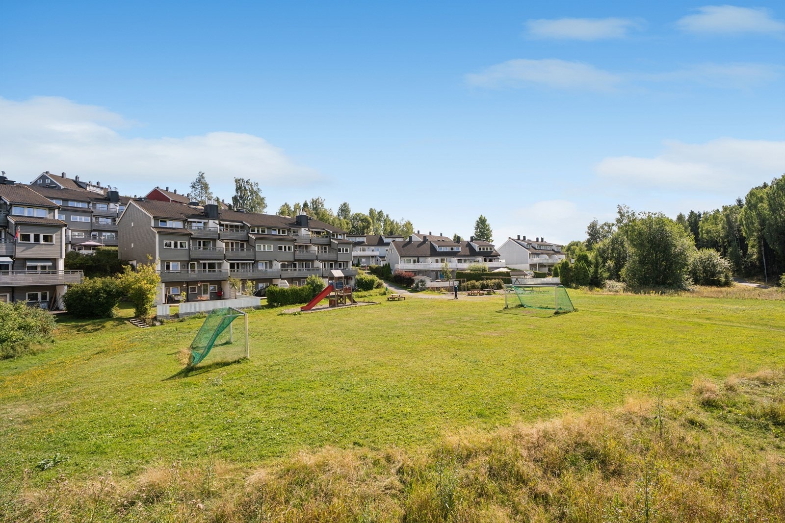 Eiet fellestomt for borettslaget. Grønne og frodige omgivelser rundt bygningene med plen og beplantning lett tilgjengelig for beboerne. Borettslaget har et eget friareal for lek og andre fritidsaktiviteter, som ligger sentralt i borettslaget. Galleribilde