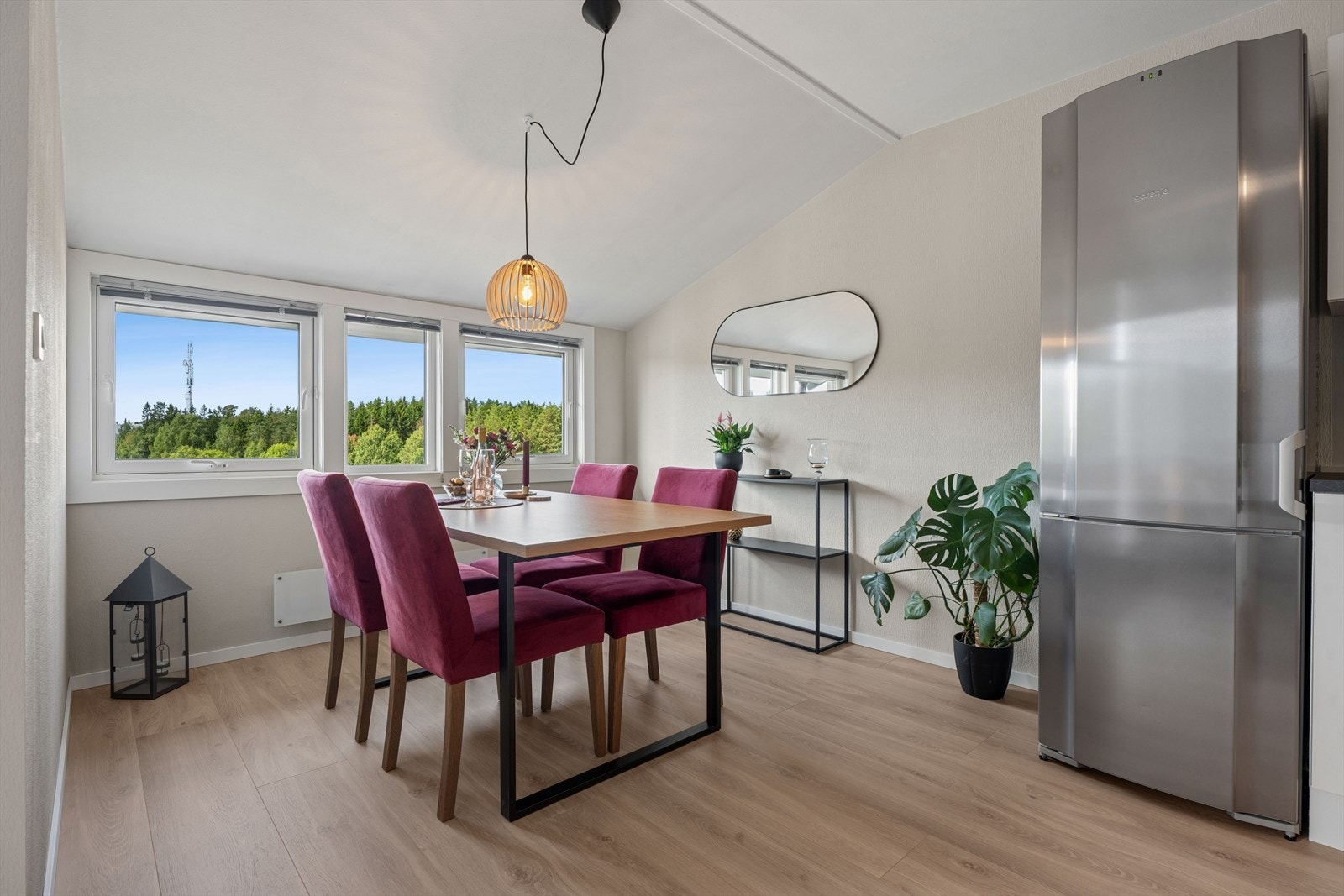 I forbindelse med kjøkkenet er det også plass til en fin spisegruppe. Her kan du nyte mange gode måltider med nære og kjære! Galleribilde