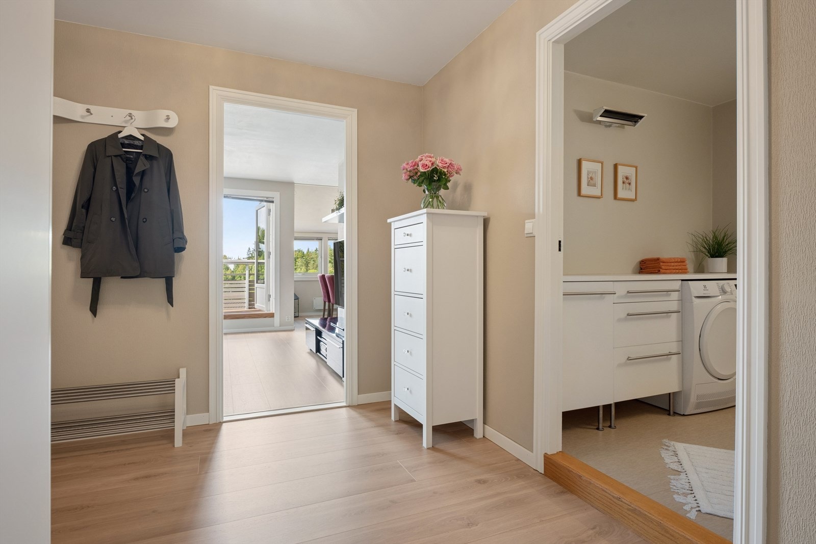Velkommen inn! Det er godt med plass til å henge fra seg yttertøy og sko i garderobeskap. Galleribilde