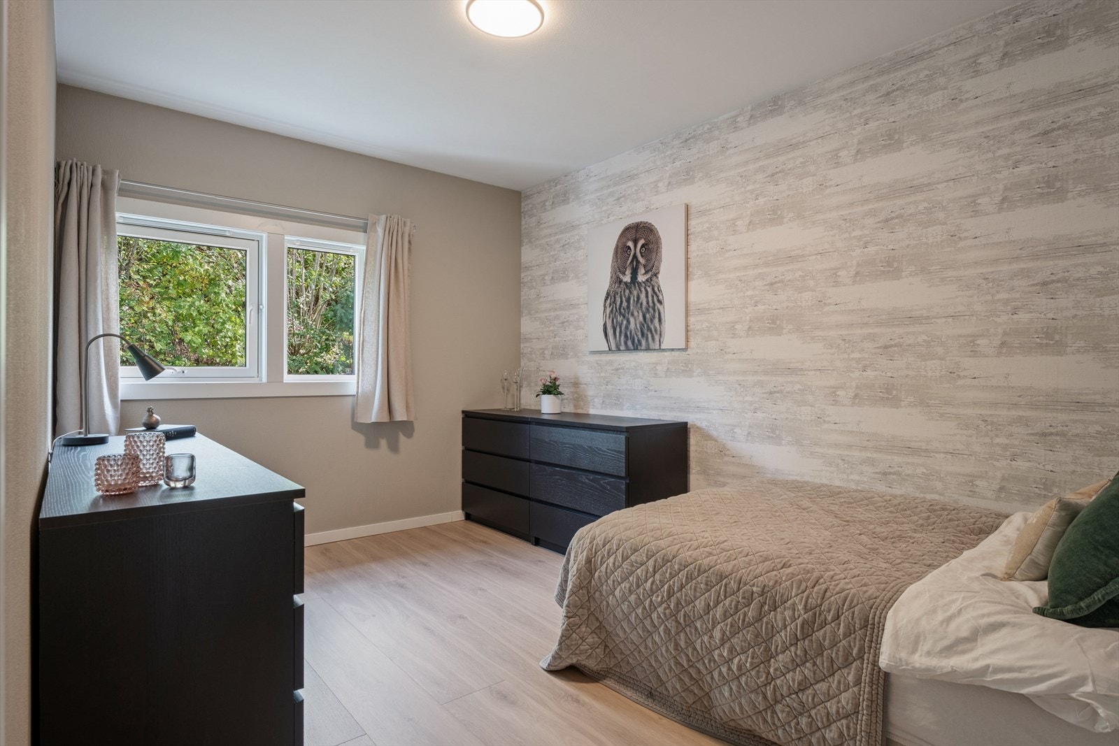 Det andre soverommet er praktisk utført med god plass til seng, tilhørende møblement og skrivebord. Ypperlig som barnerom, gjesterom eller hjemmekontor. Galleribilde