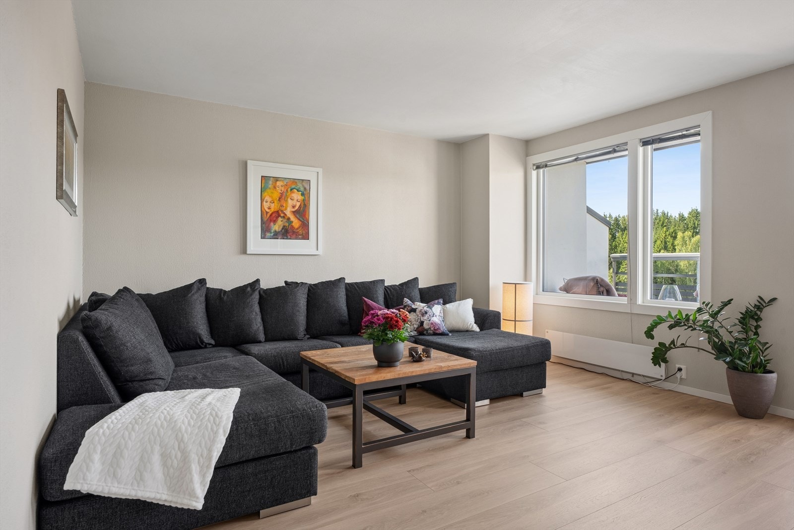 Stuen er lys og stor med god plass til en sofagruppe med tilhørende møblement og TV. Galleribilde
