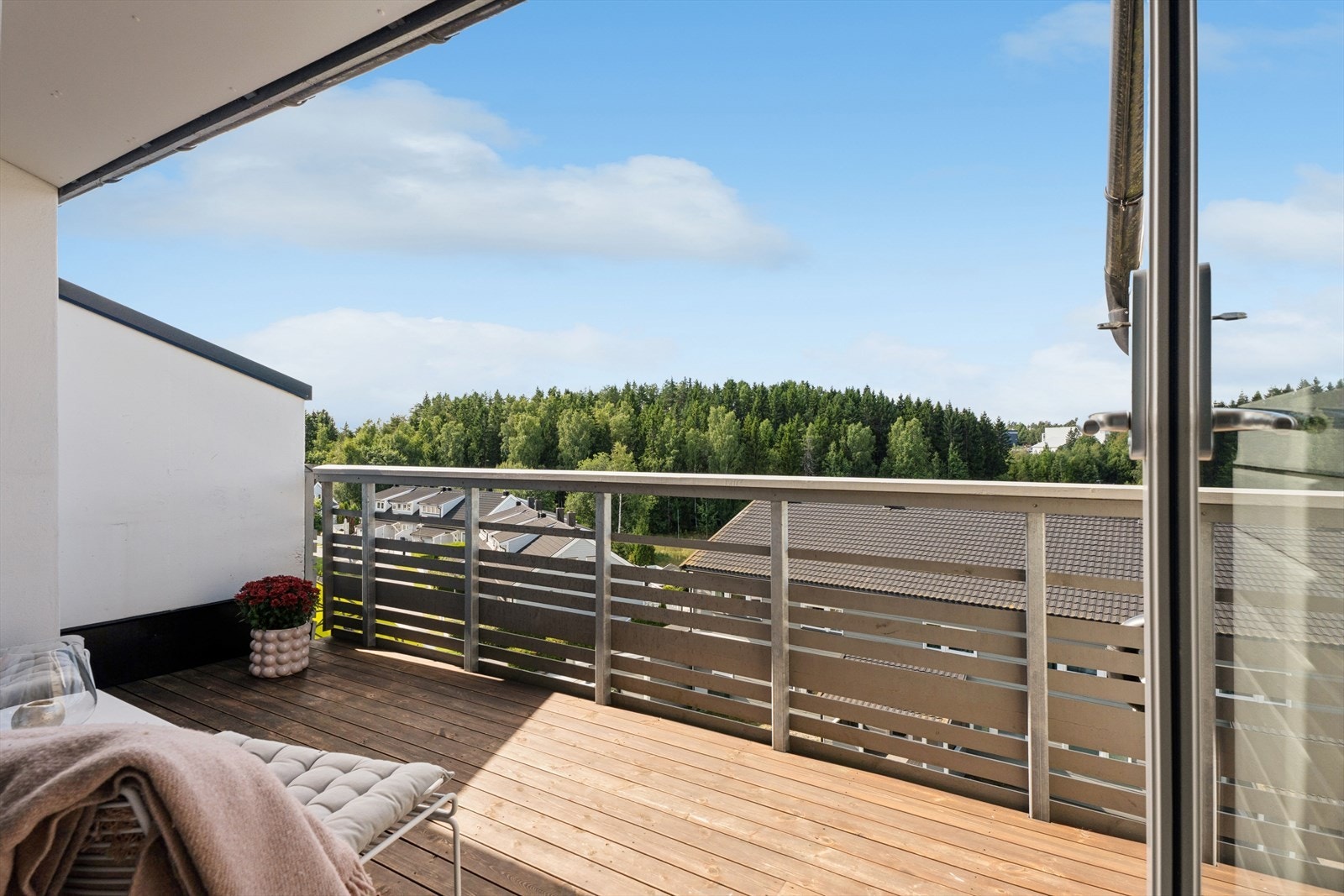 Balkongen blir en forlengelse av stuen på sommerstid. Galleribilde
