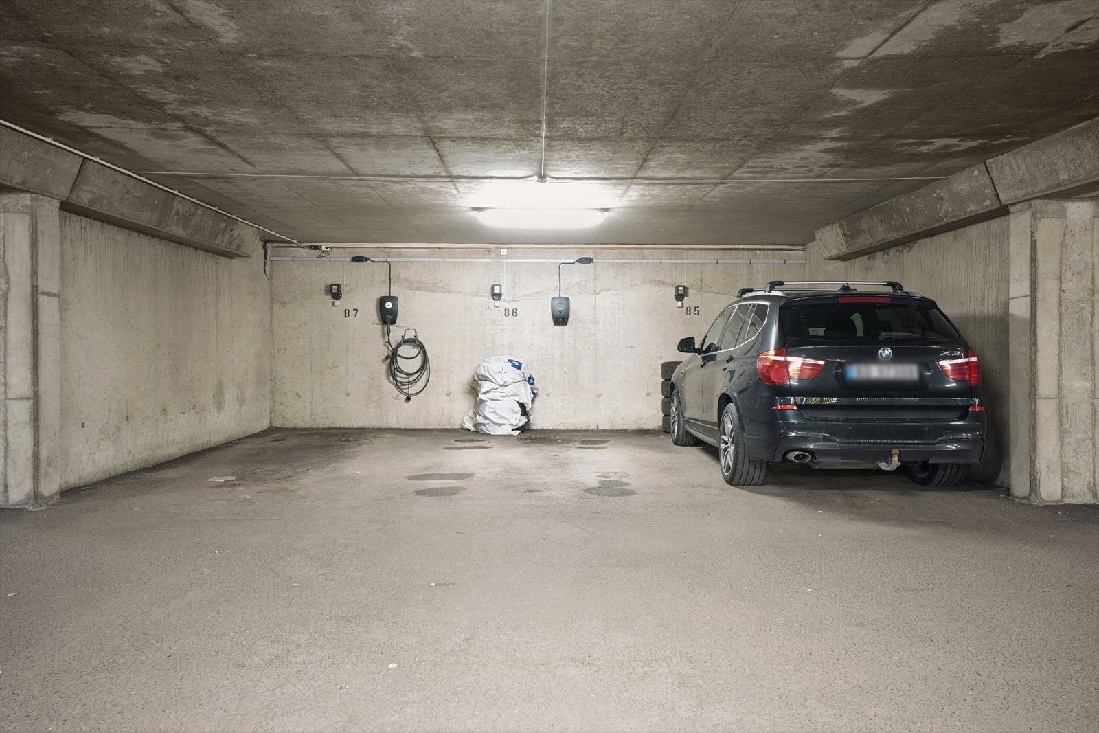 Det medfølger garasjeplass felles garasjekjeller. Borettslaget har gjesteparkering som kan bookes via borettslagets hjemmeside, parkeringen kan bookes opptil maksimalt 3 dager. Øvrig parkering etter områdets gjeldende bestemmelser. Galleribilde