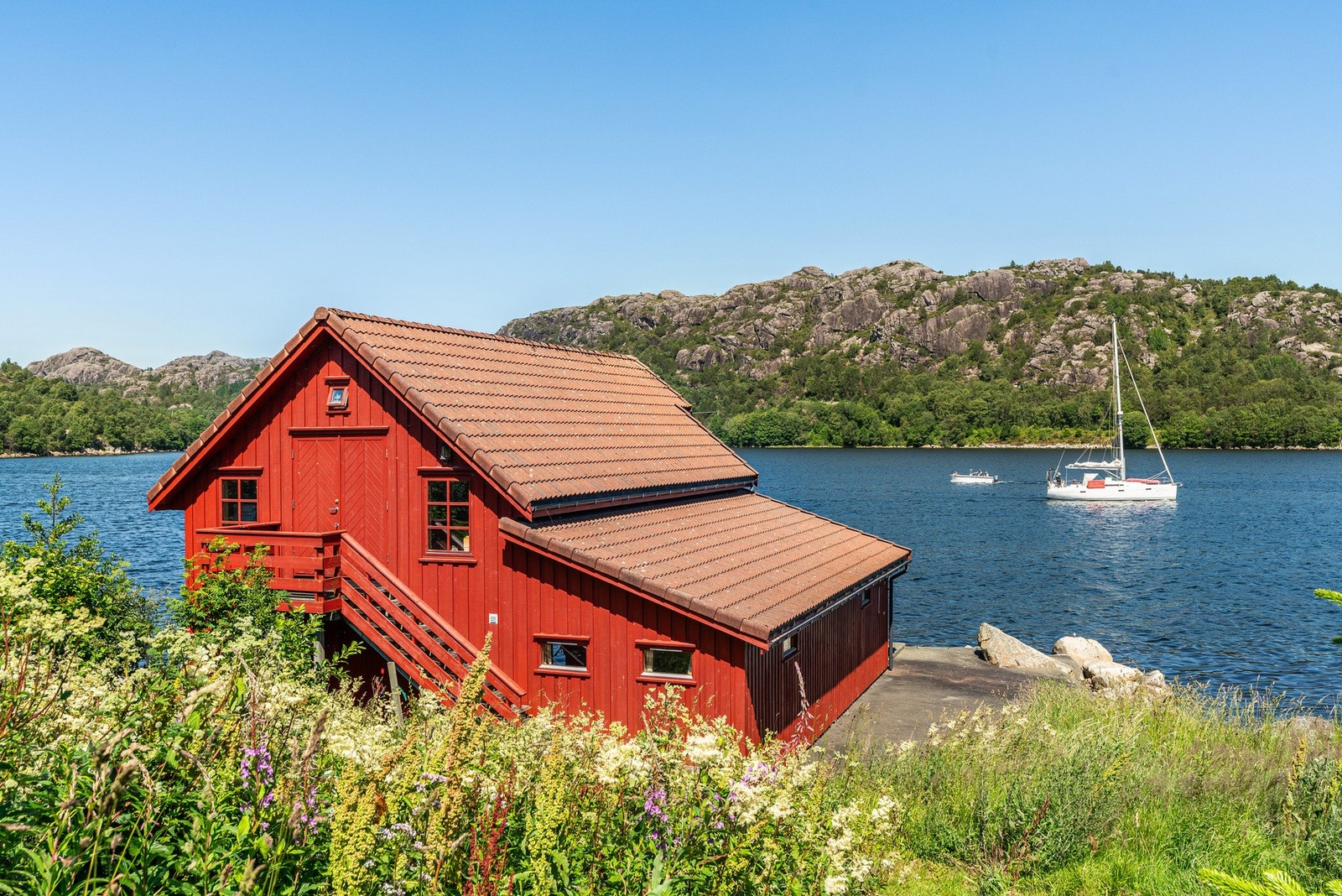 Naustet ligger relativt bra beskyttet for vinden fra havet- det er dette som gjør naust i området så populært. Galleribilde