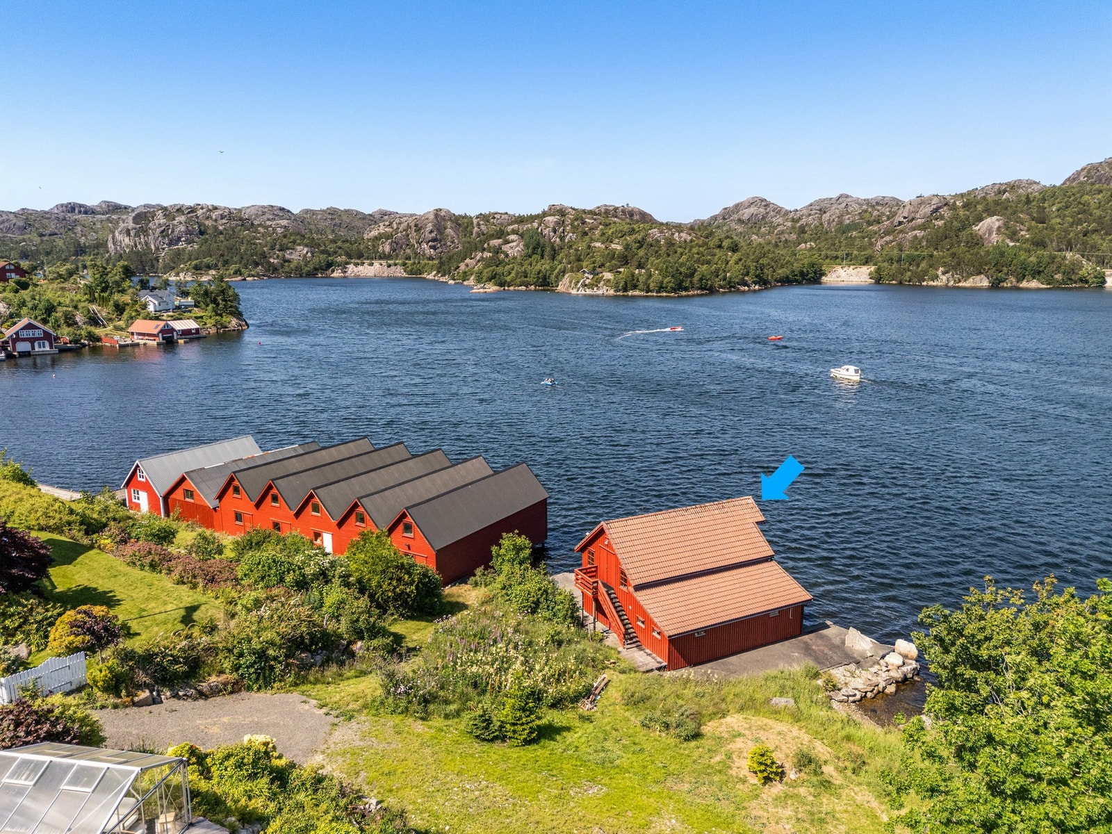 Eiendommen består av sjønaust, tinglyst rett til parkeringsplass. I tillegg til tomt på ca. 274 kvm. Galleribilde