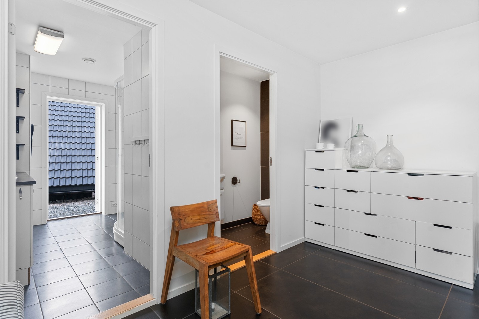 Fra gangen er det adkomst til tolaett og vaskerom med egen utgang. Eget teknisk rom/bod i tilknytning til vaskerommet. Galleribilde