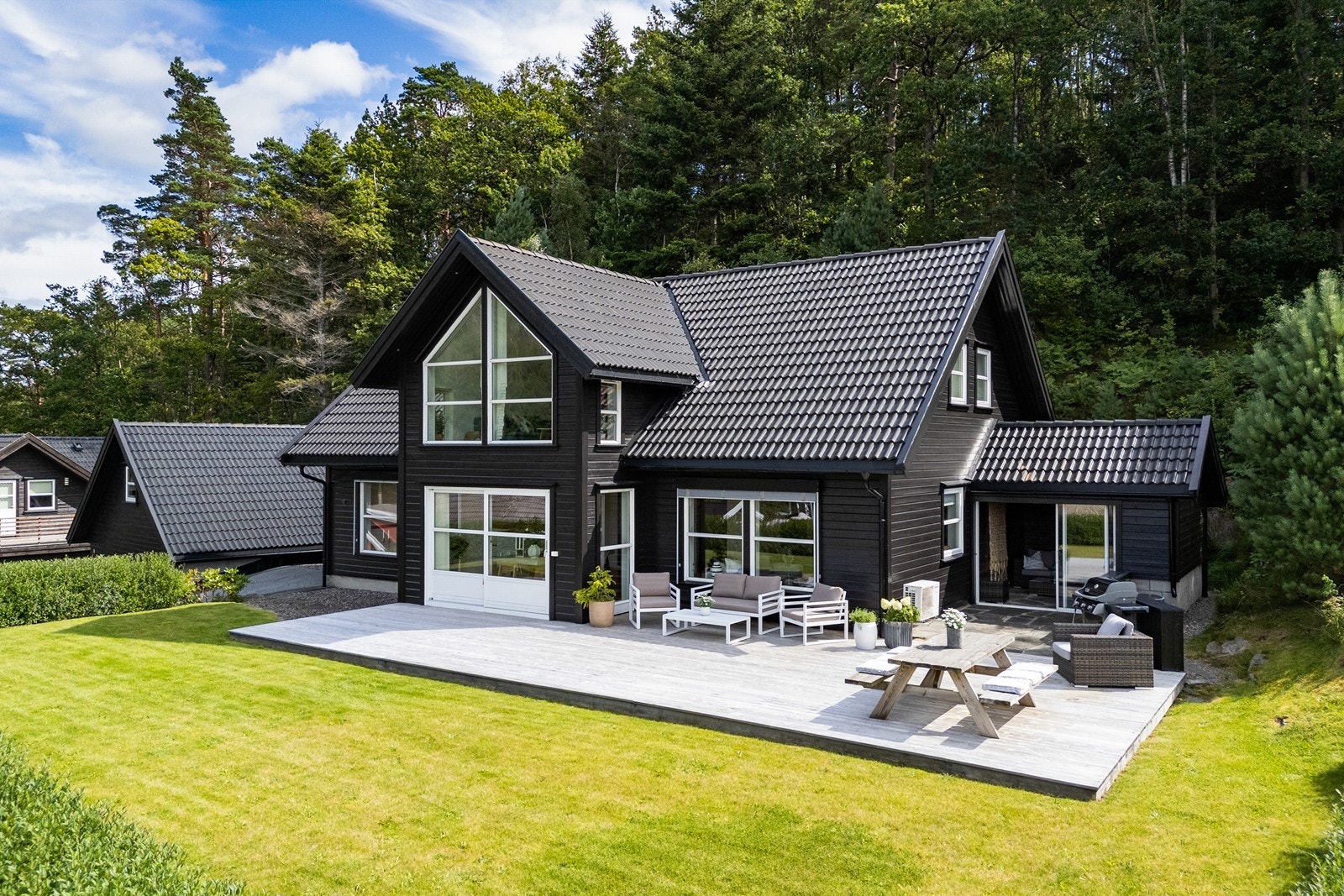 Stort og usjenert uteområde. Kveldssol. Galleribilde