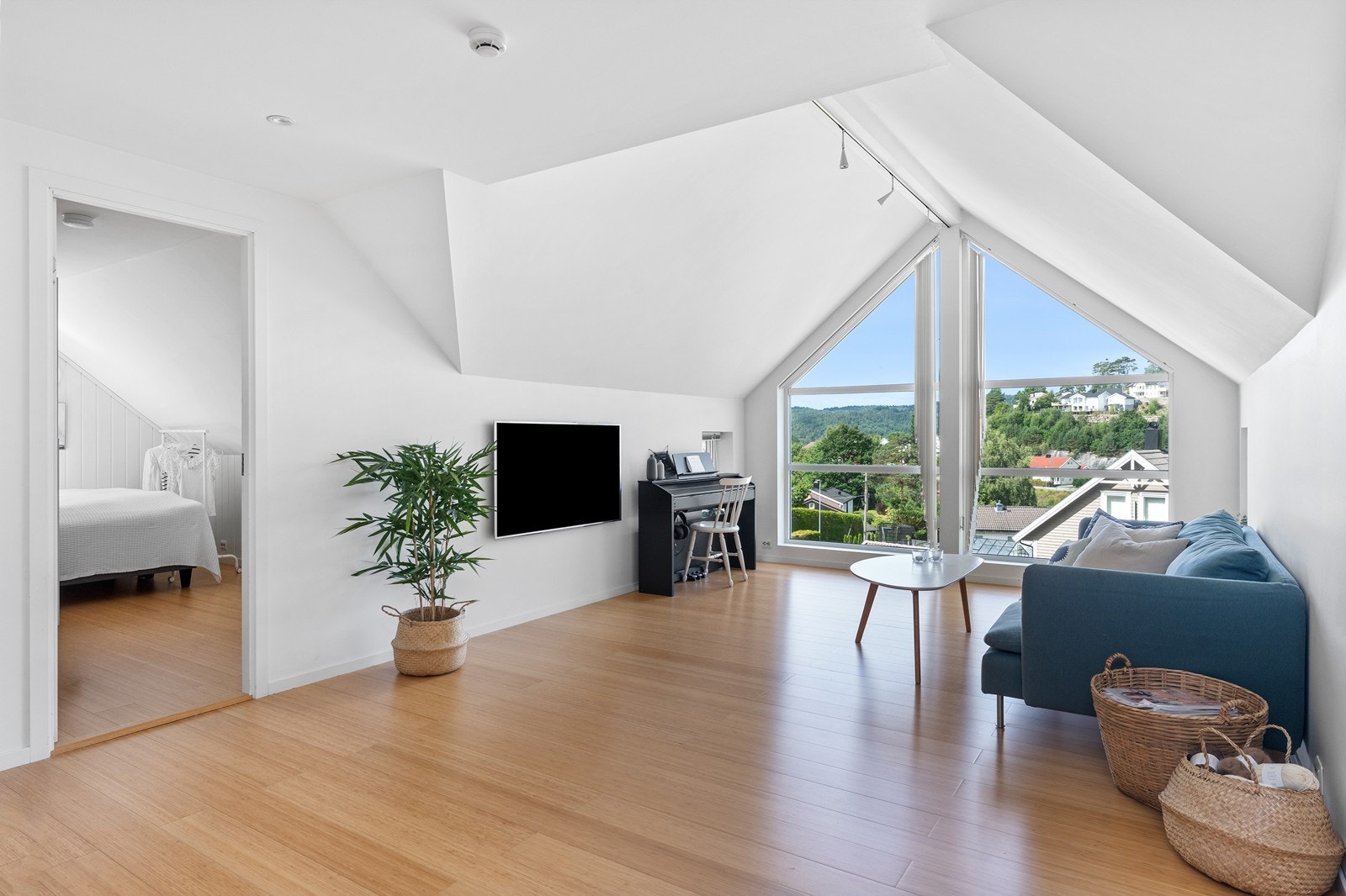 Lofts-stue med god takhøyde og store vindusflater. Galleribilde