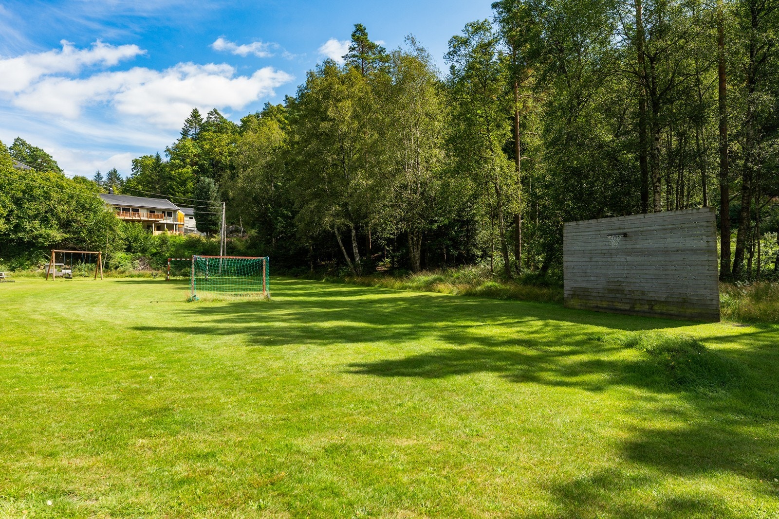 Barnevennlig med blant annet ball-løkke et par hundre meter fra eiendommen. Galleribilde