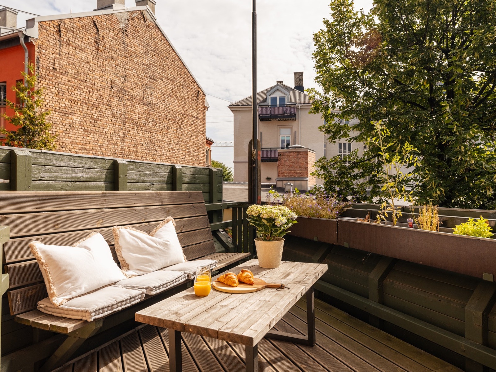 Sameiet disponerer tre felles balkonger vendt mot bakgården. Den øverste balkongen har gode solforhold med sol store deler av dagen Galleribilde