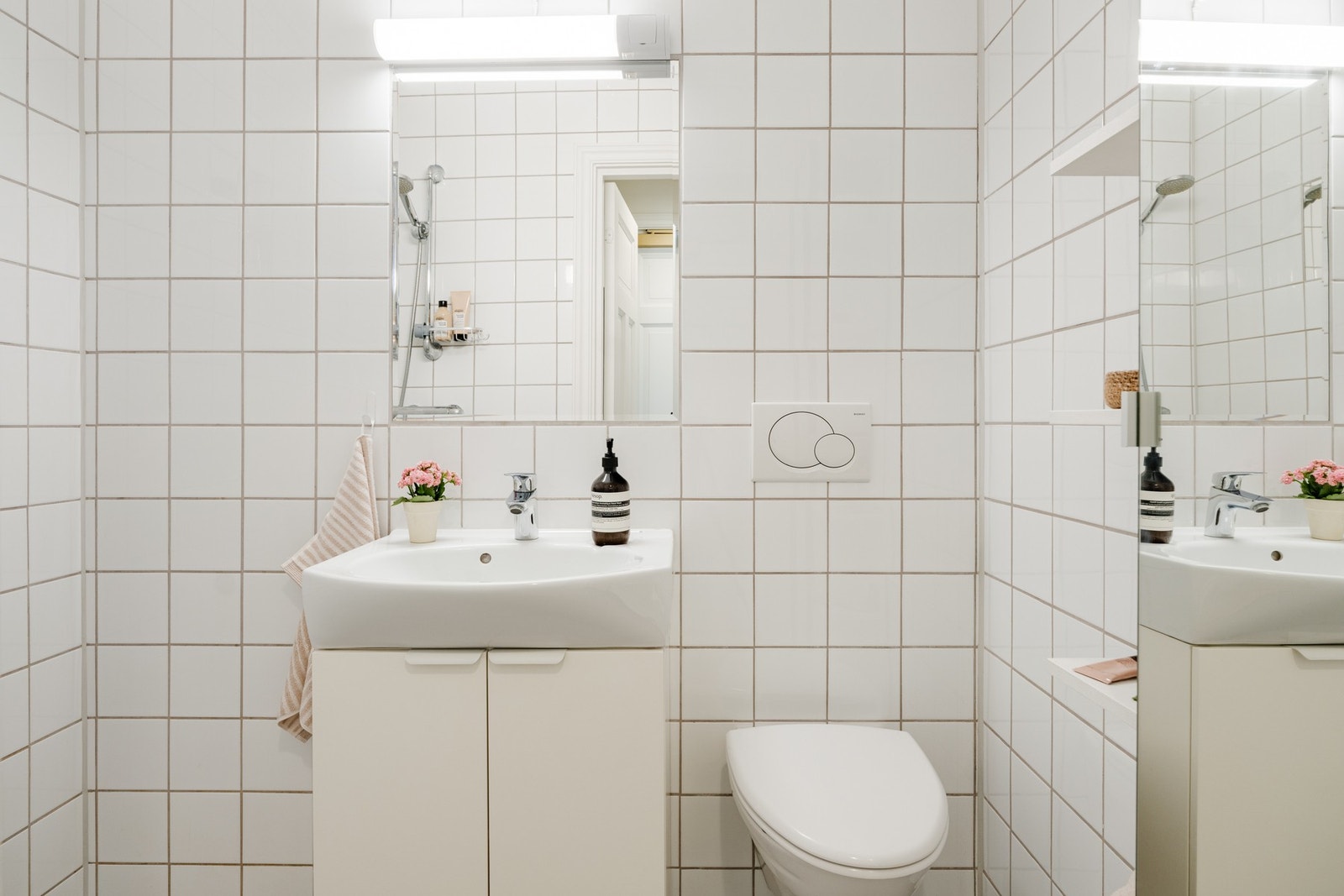 Baderommet består av servant med underskap (nytt i 2024), speil med lys, ekstra oppbevaring i skap til høyre Galleribilde