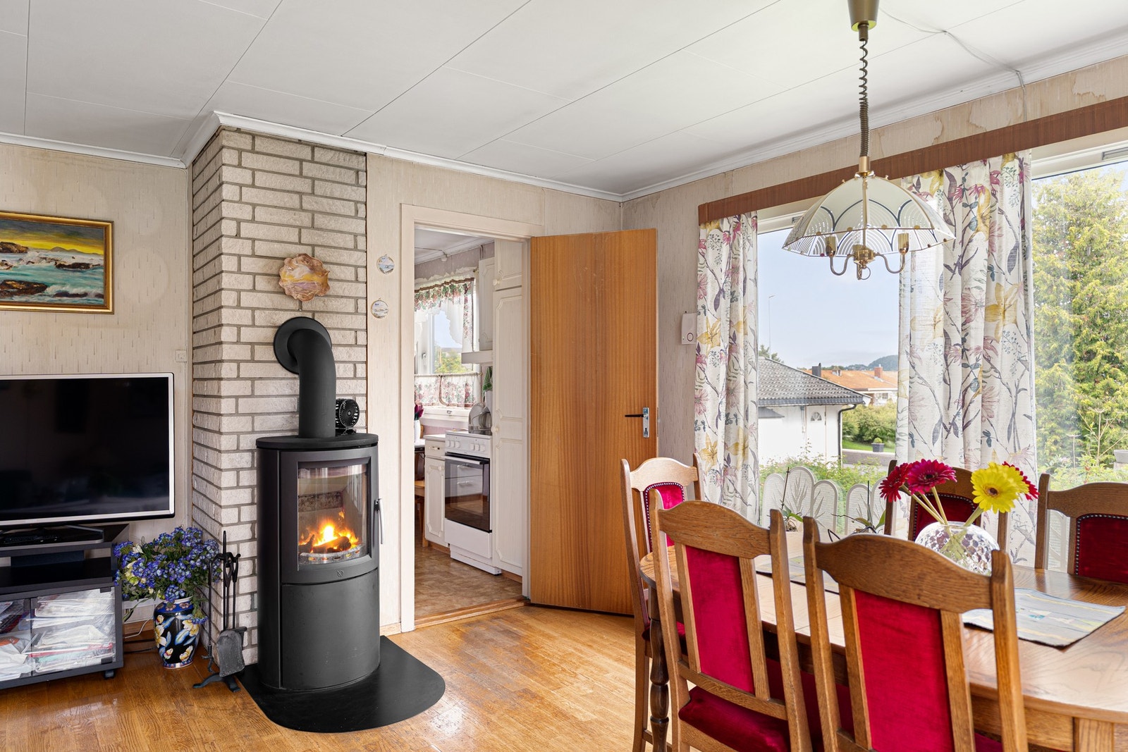 Boligen varmes opp med elektrisitet samt vedfyring Galleribilde