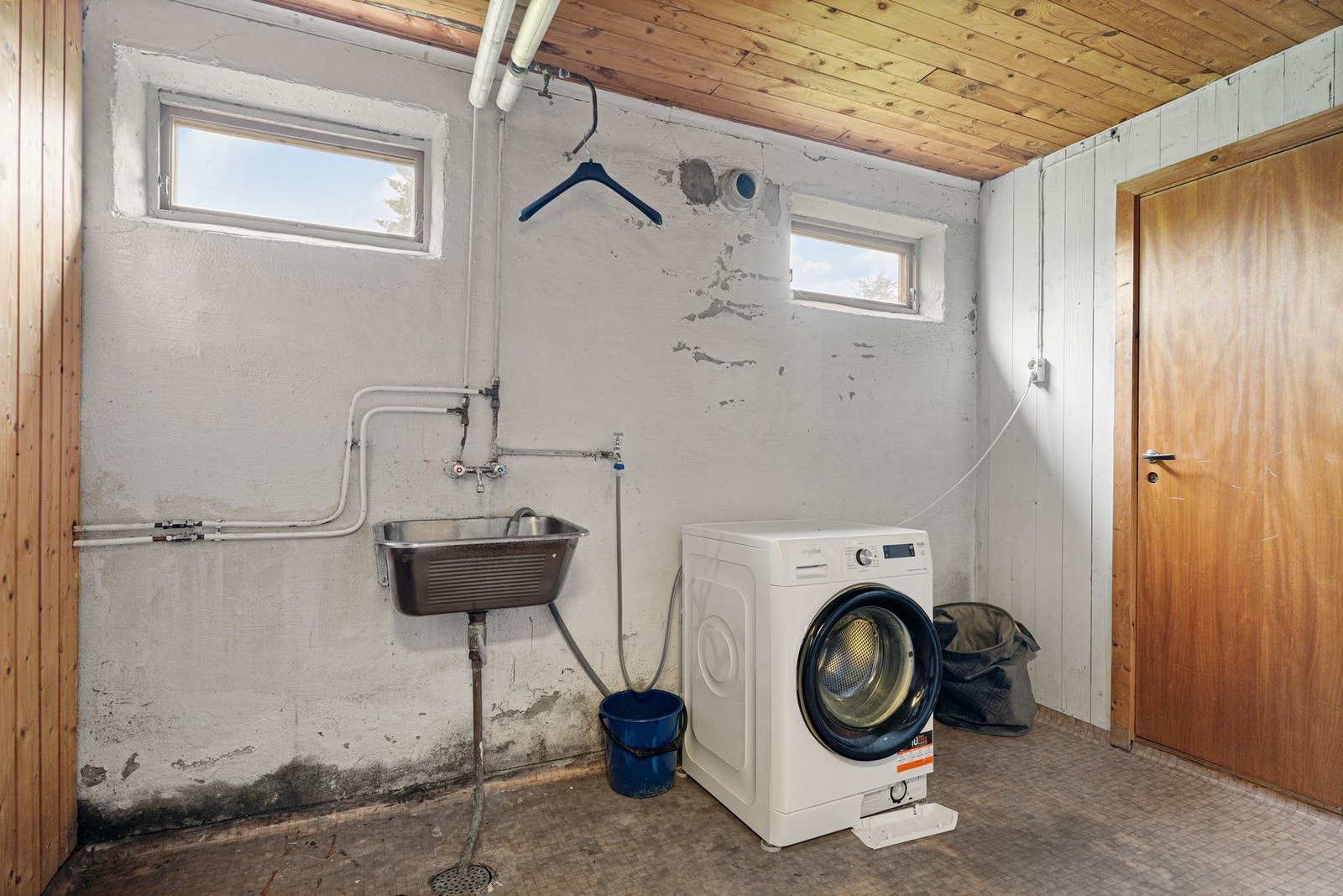 Eget praktisk vaskerom med opplegg for oppvaskemaskin. Galleribilde
