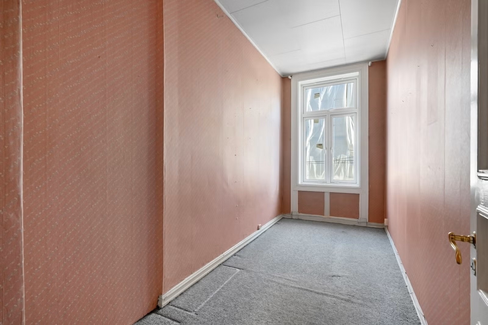Soverom (minste). Det legges i disse dager laminat på gulvet her. Galleribilde