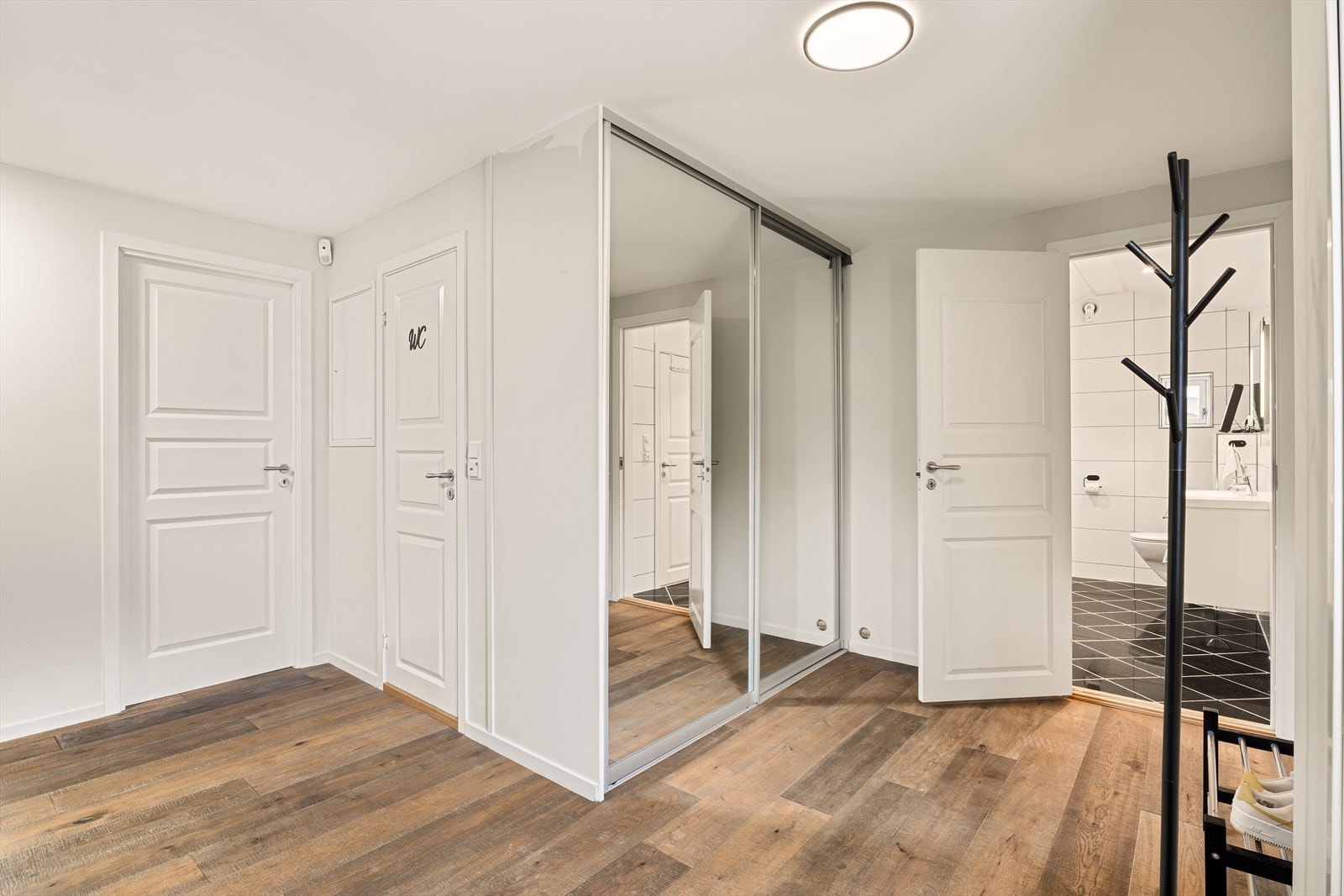 Entreen er romslig med stor innebygd skyvedørsgarderobe. Galleribilde