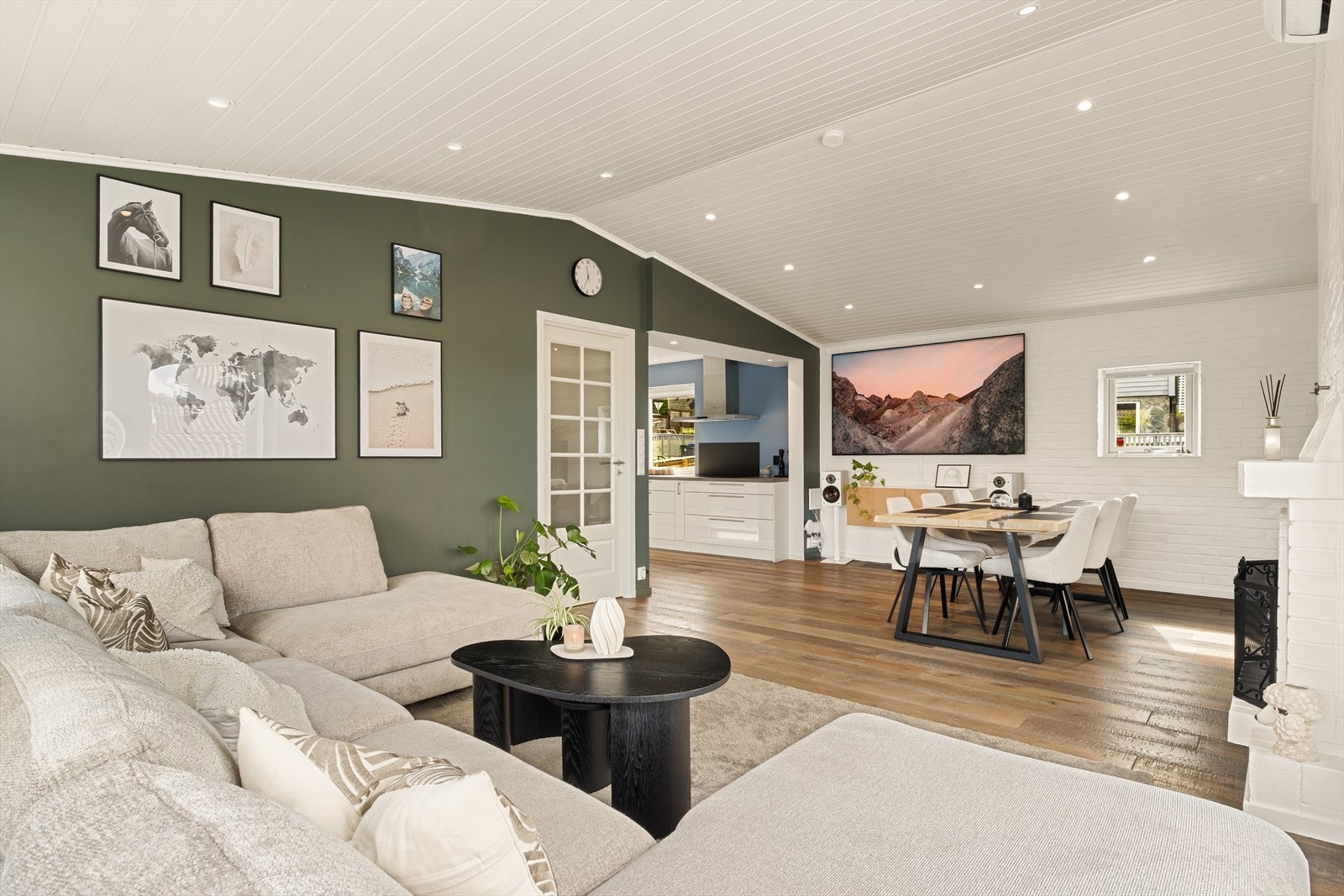 Det er god plass til stort spisebord i stuen! Huset har gjennomgående moderne flater og fremstår lys og fin med spotlights i taket. Galleribilde