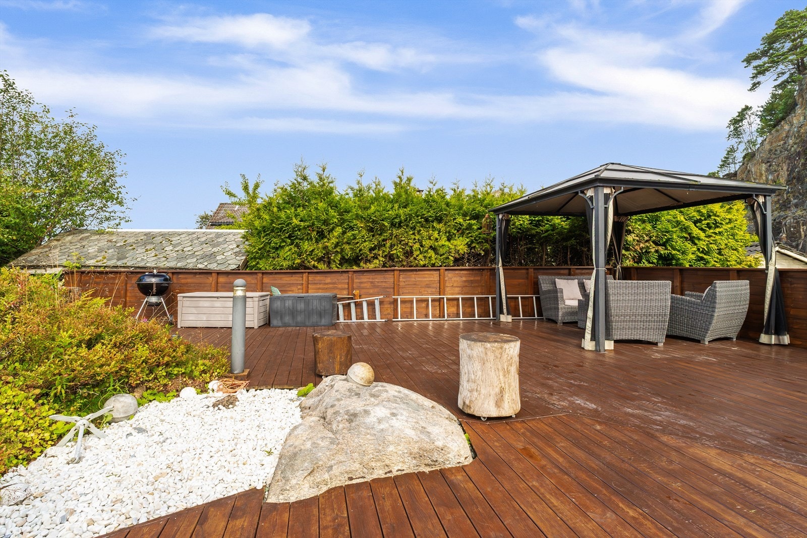 Det er totalt 76 m² med terrasse som strekker seg rundt hele huset. Galleribilde
