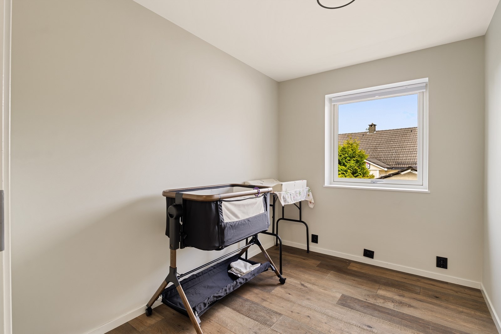 De to andre soverommene måler 6,5 m² og 6,3 m² og fungerer ypperlig som tenåringsrom, barnerom, gjesterom eller hjemmekontor! Galleribilde