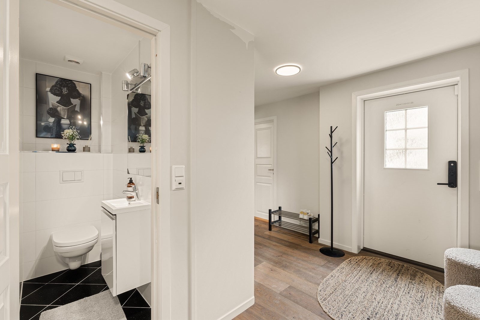 I tillegg til toalett på hovedbadet har du et ekstra toalettrom i gangen, i lik stil som badet. Galleribilde