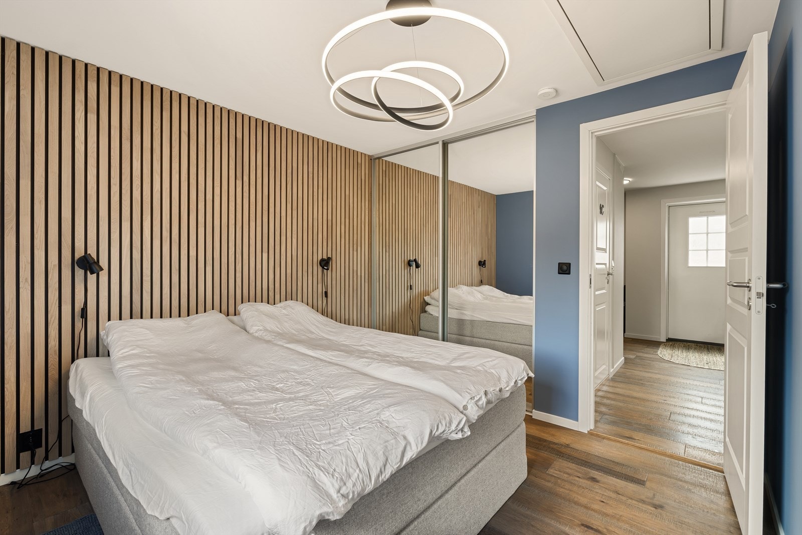 Stor, integrert skyvedørsgarderobe på hovedsoverommet! Galleribilde