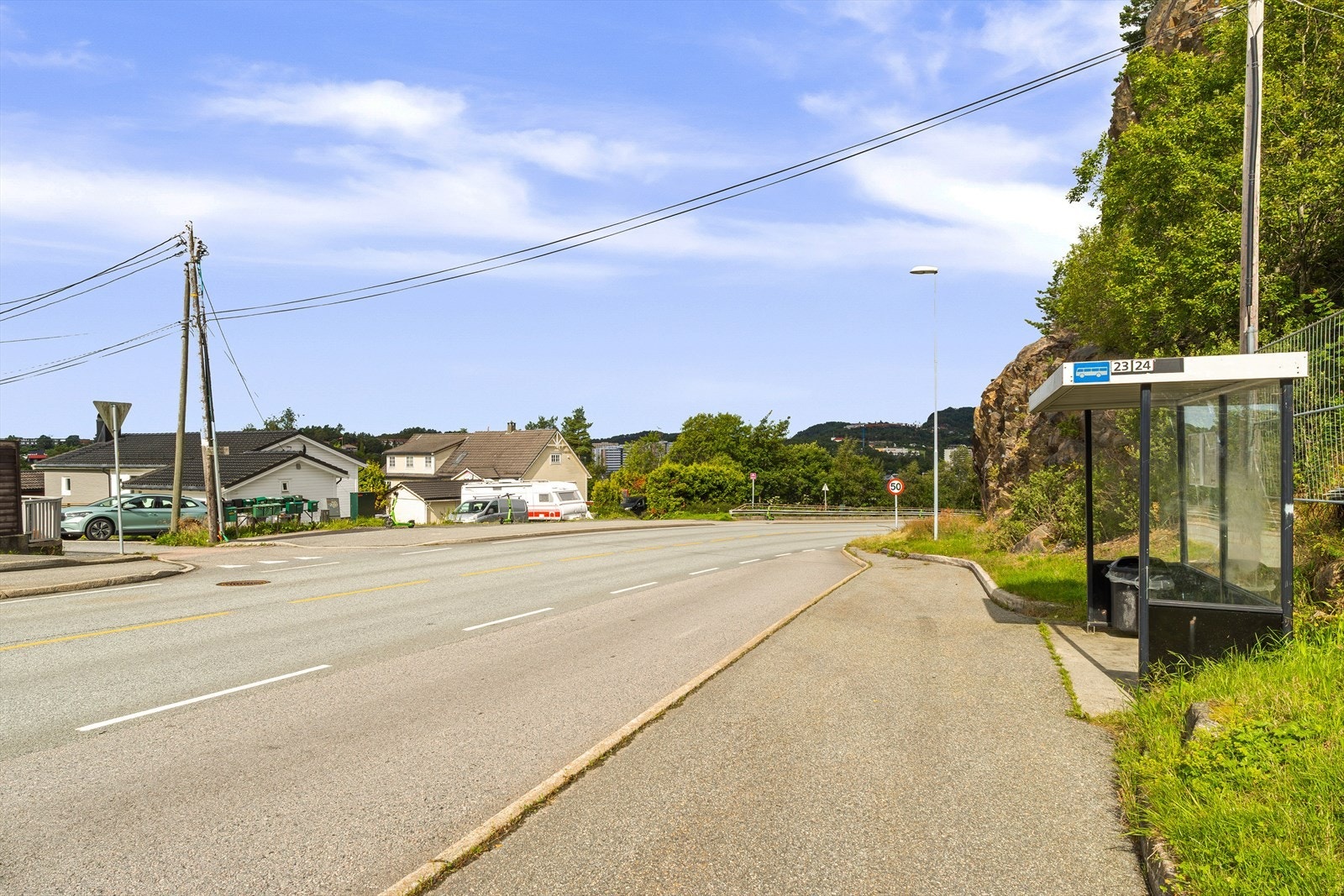 Bussen stopper rett over veien for huset. Galleribilde