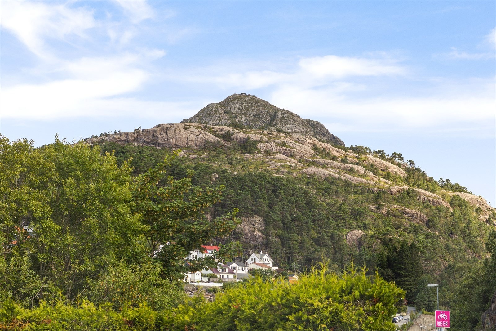 Det er rikelig med turområder i umiddelbar nærhet, blant annet opp byfjellet Lyderhorn. Galleribilde