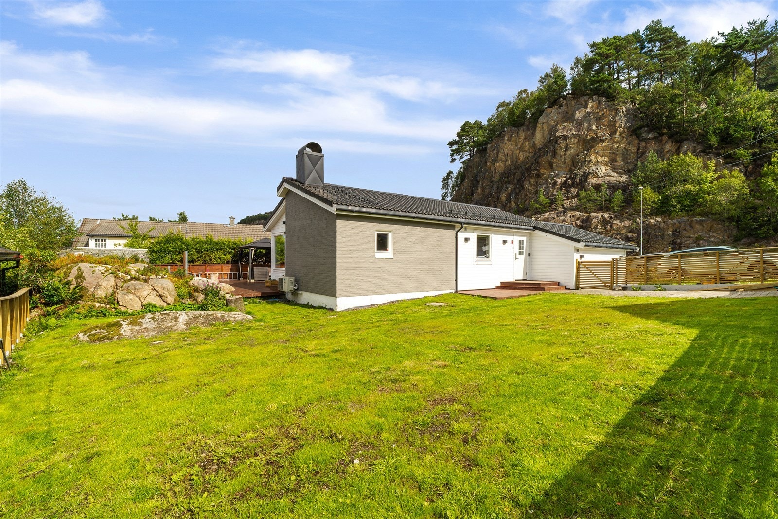 Huset har store, fine uteomåder som strekker seg rundt hele huset. Galleribilde