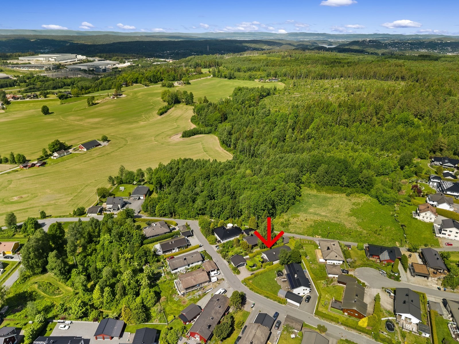 Stille og rolig eneboligstrøk med kort vei til de fleste fasiliteter Galleribilde