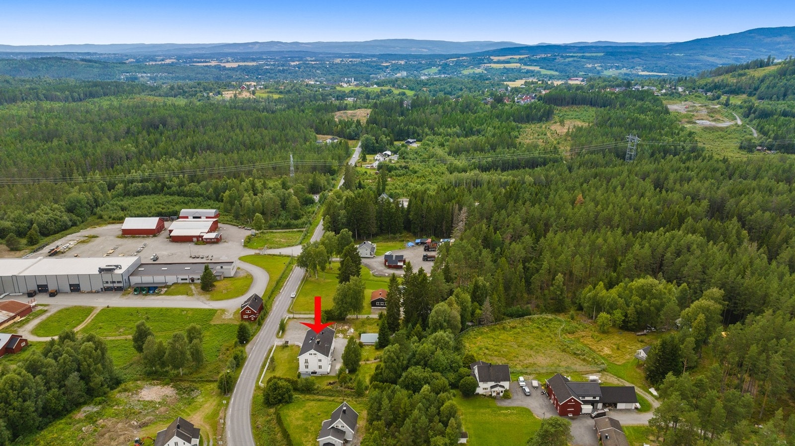 Fra eiendommen er det kort vei til Eidsvoll sentrum (Sundet) med alle fasiliteter. Galleribilde