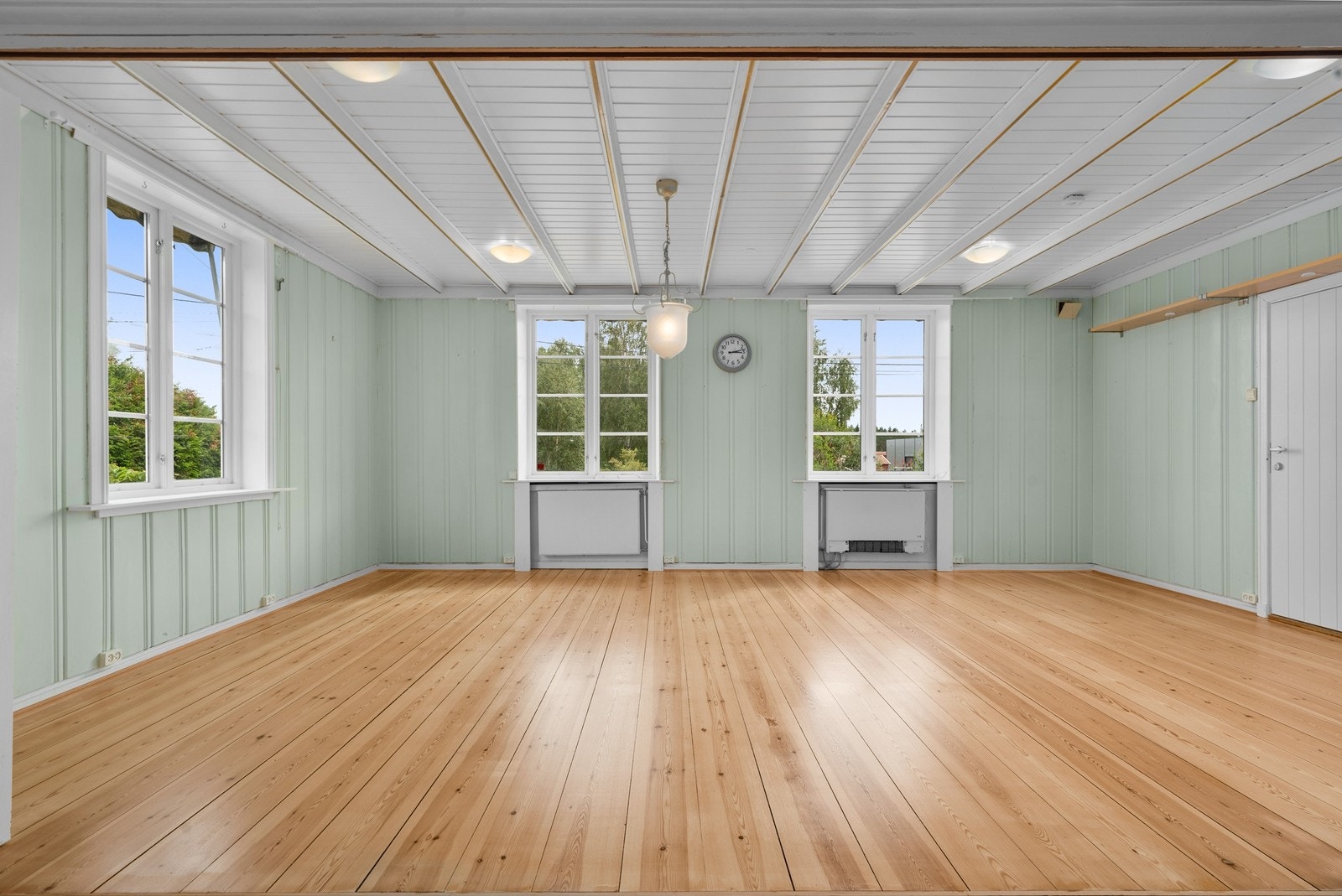 Store, sammenhengende rom med originale tregulv og god takhøyde. Galleribilde