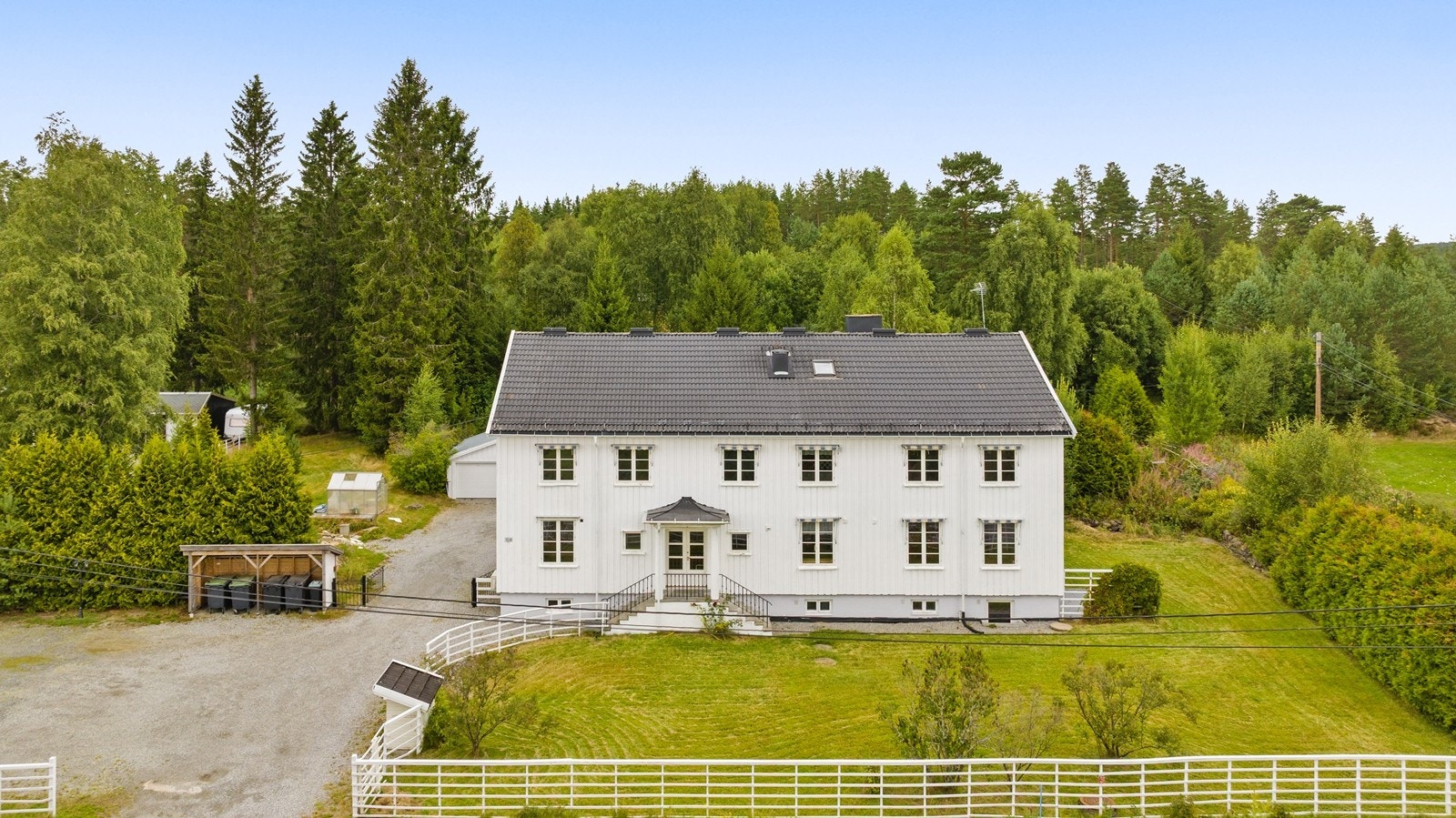Boligen varmes effektivt opp med et luft-til-vann-varmeanlegg installert i 2019 og med flere luft-til-luft varmepumper Galleribilde