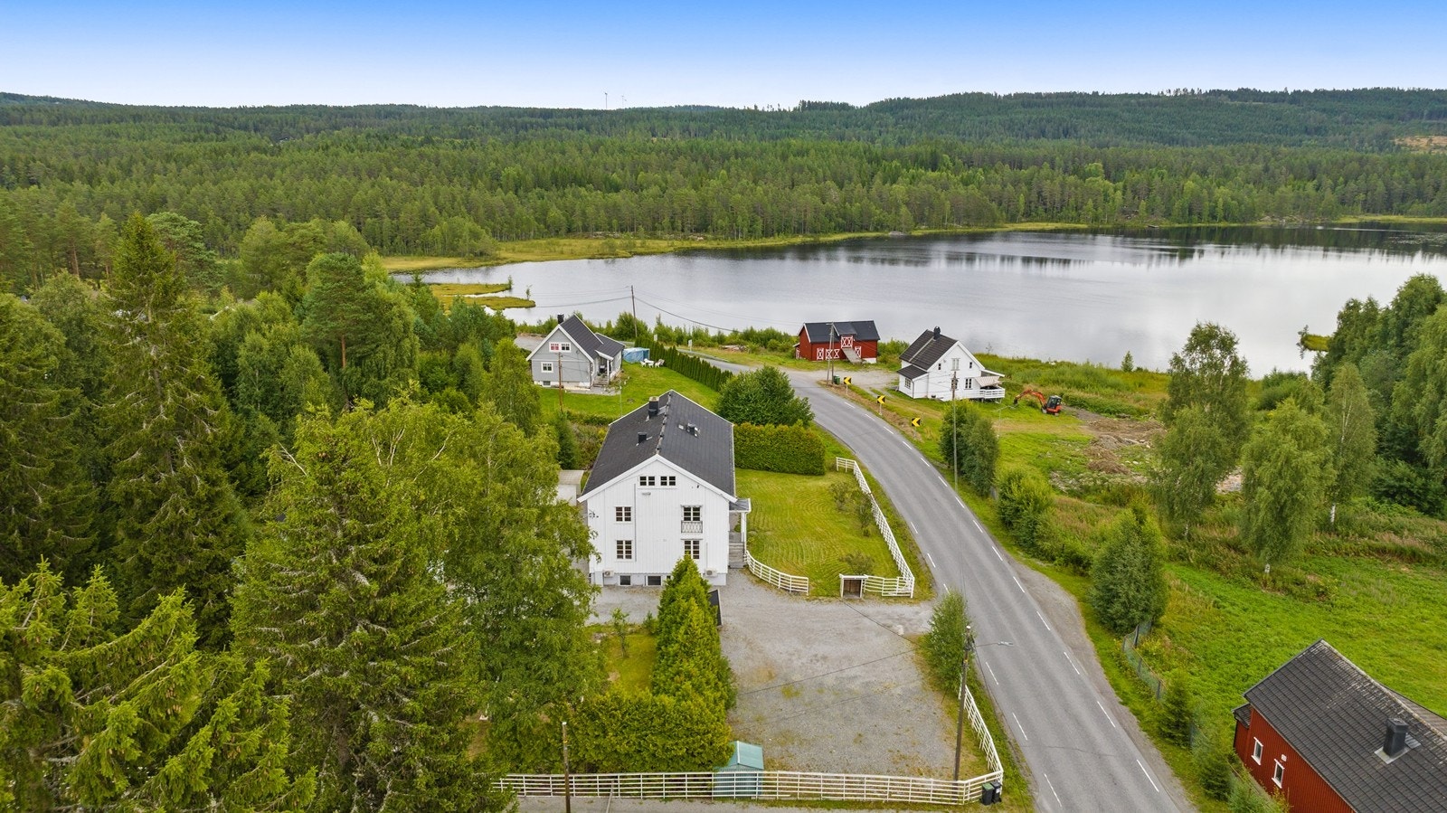 Eiendommen ligger idyllisk til på en meget stor tomt ved Jønsjøen, med umiddelbar nærhet til skog og mark. Galleribilde