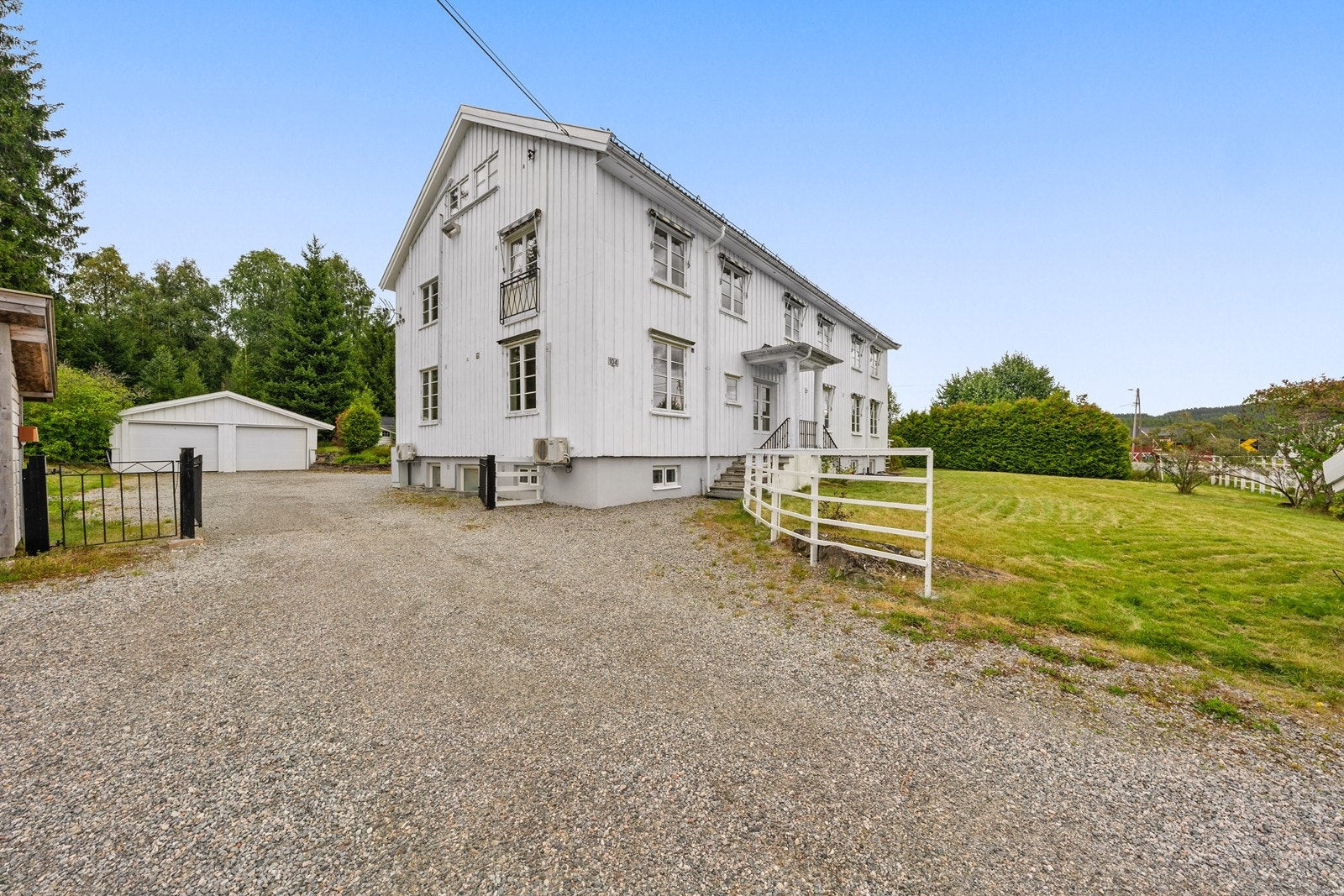 God plass for flere biloppstillingsplasser på egen tomt Galleribilde