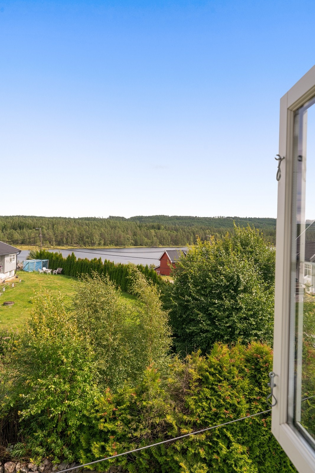 Utsikt fra et av vinduene mot Jønsjøen og de omkringliggende skogsområdene. Galleribilde